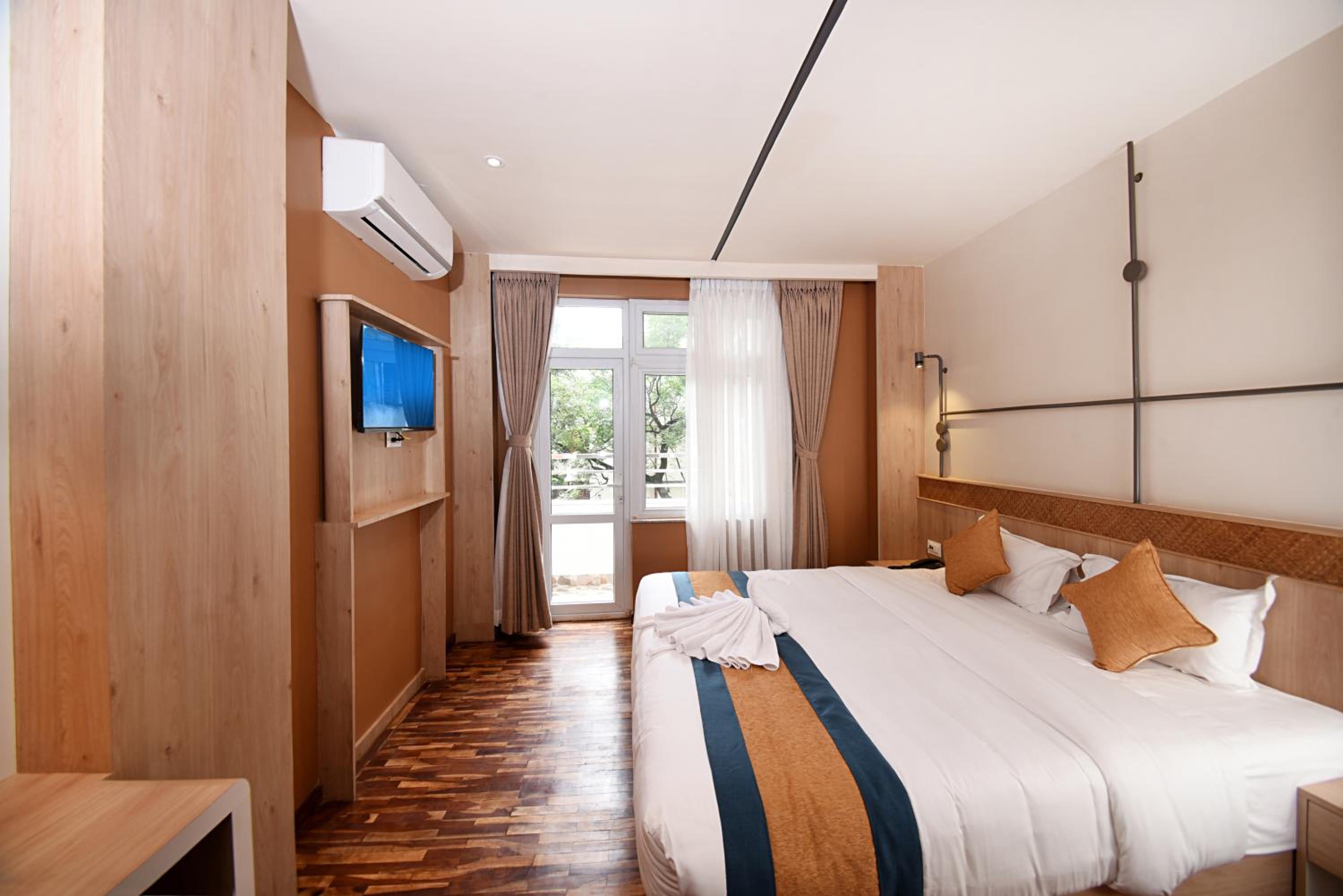 Deluxe Double Room - Photo 11