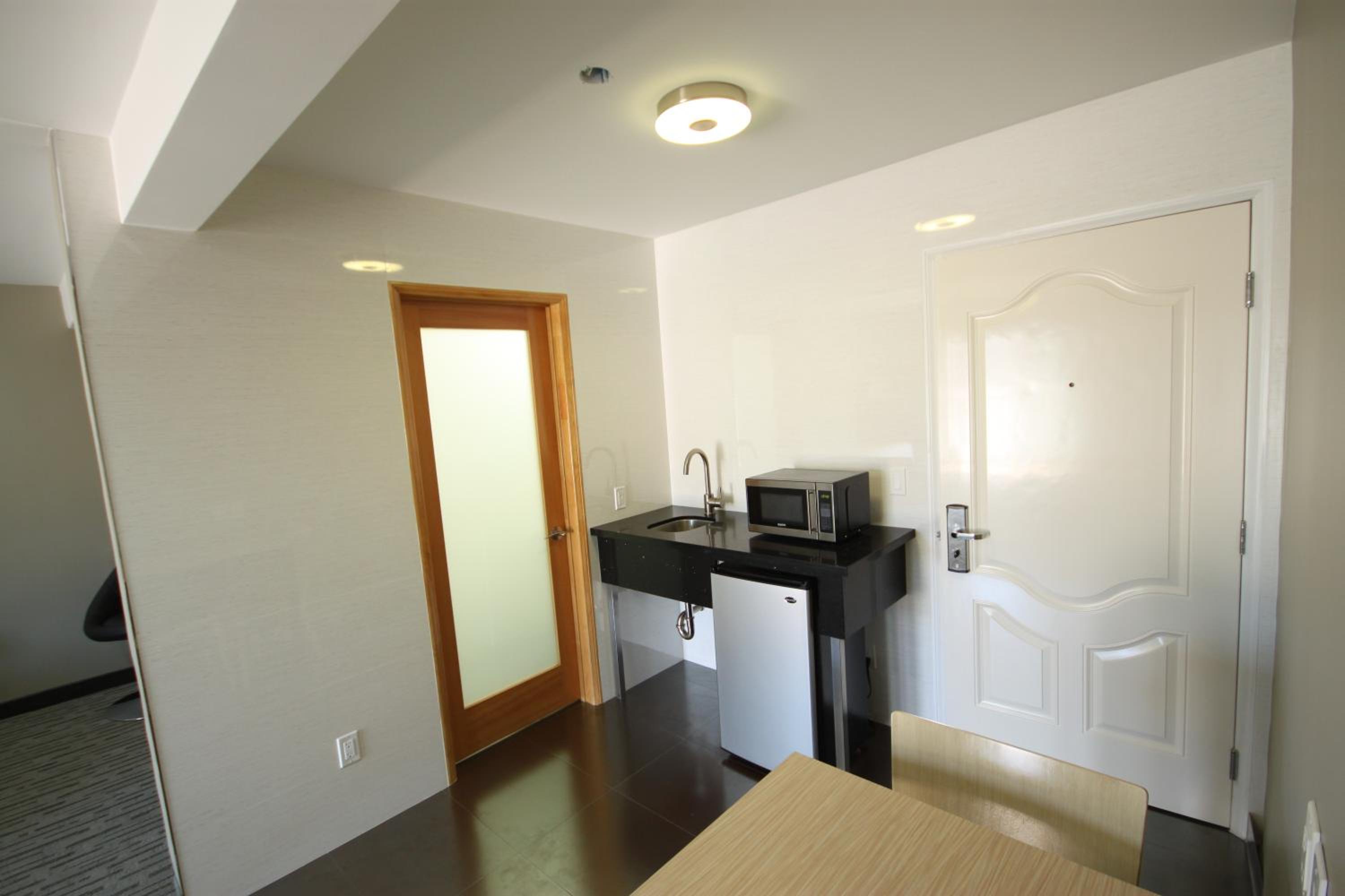 Queen Room with Two Queen Beds with Ocean View - Photo 5