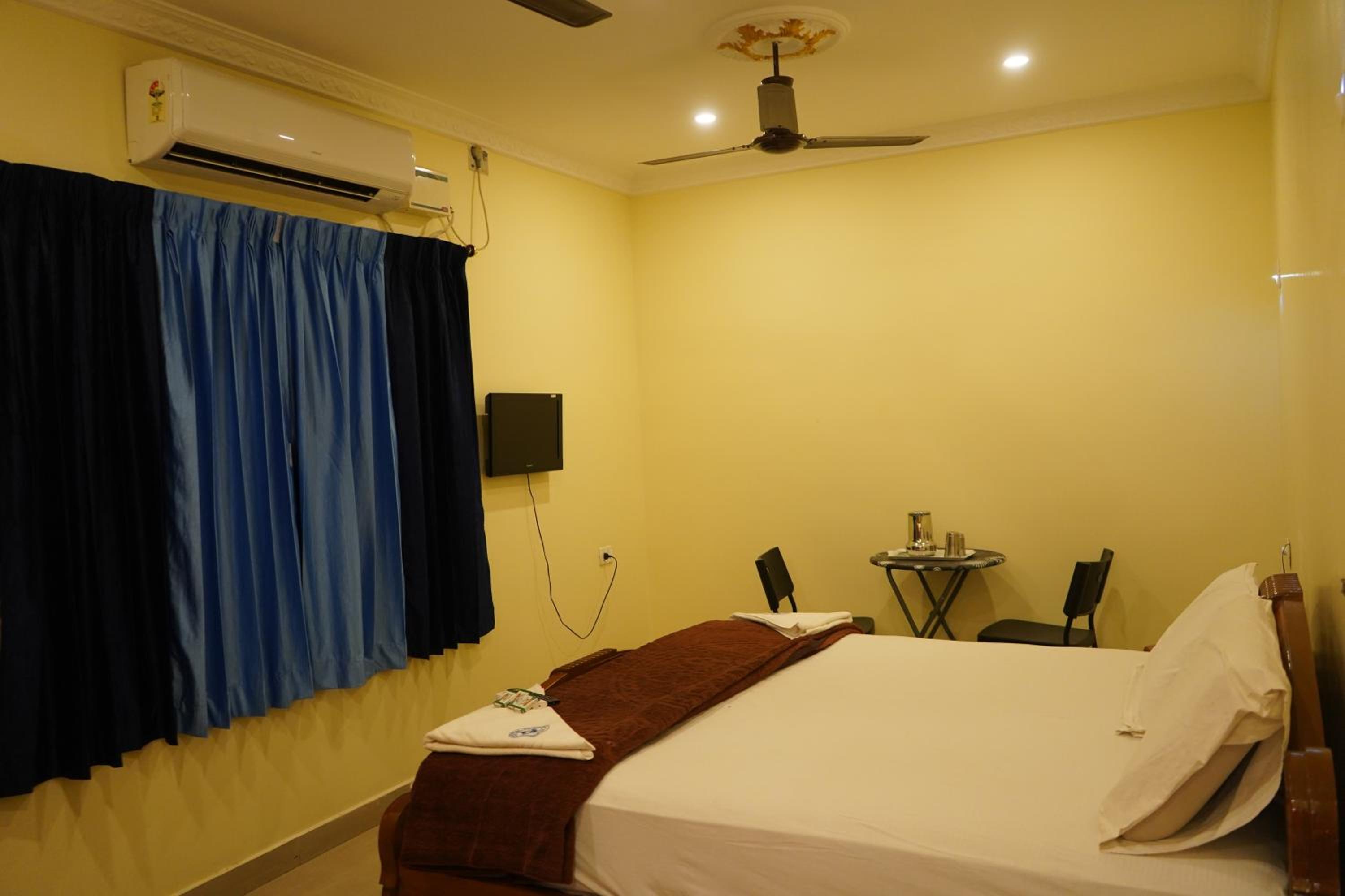 Deluxe Double Room (2 Adults + 1 Child)