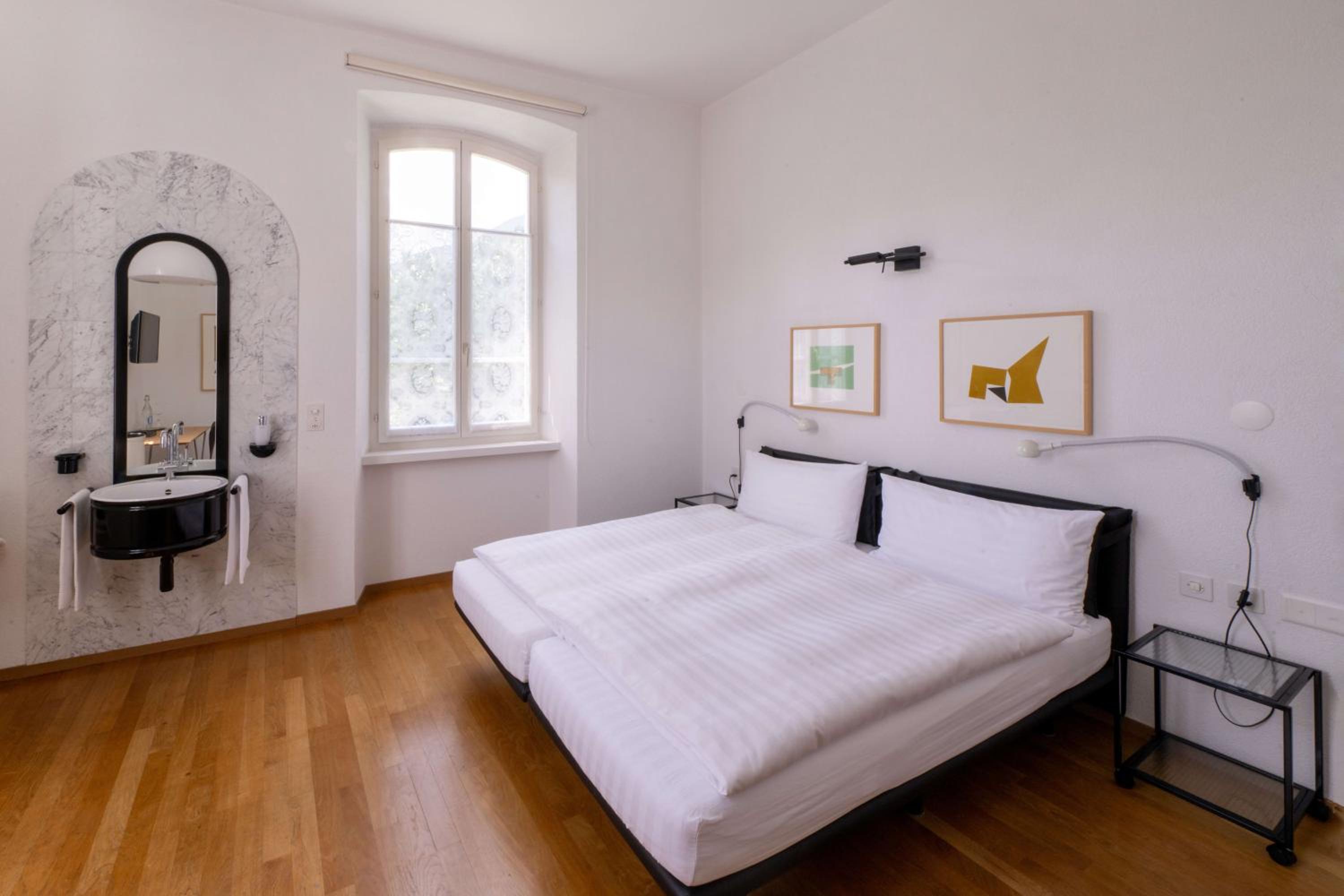 Double or Twin Room with Shared Bathroom photo 1