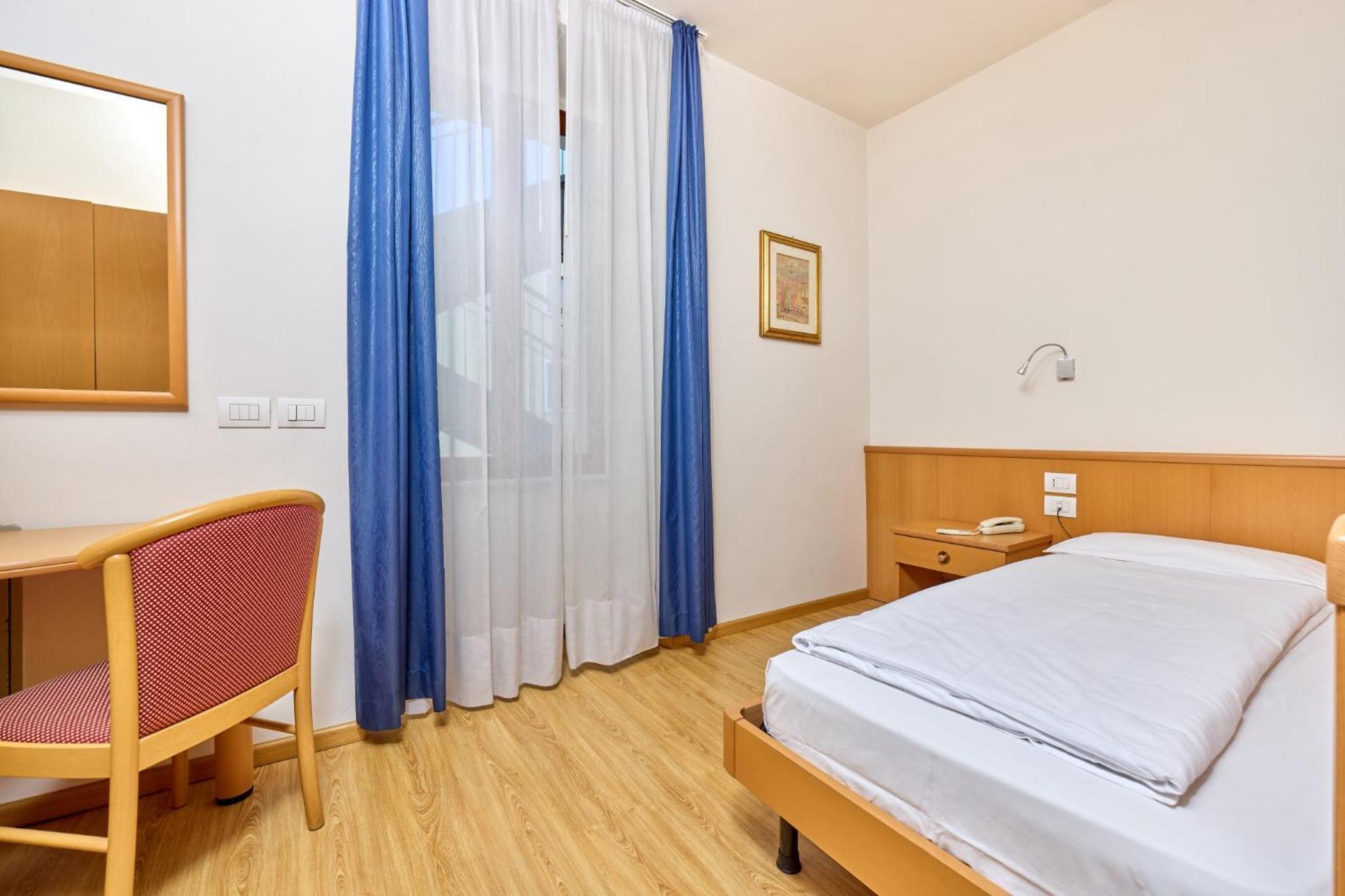 Single Room photo 3
