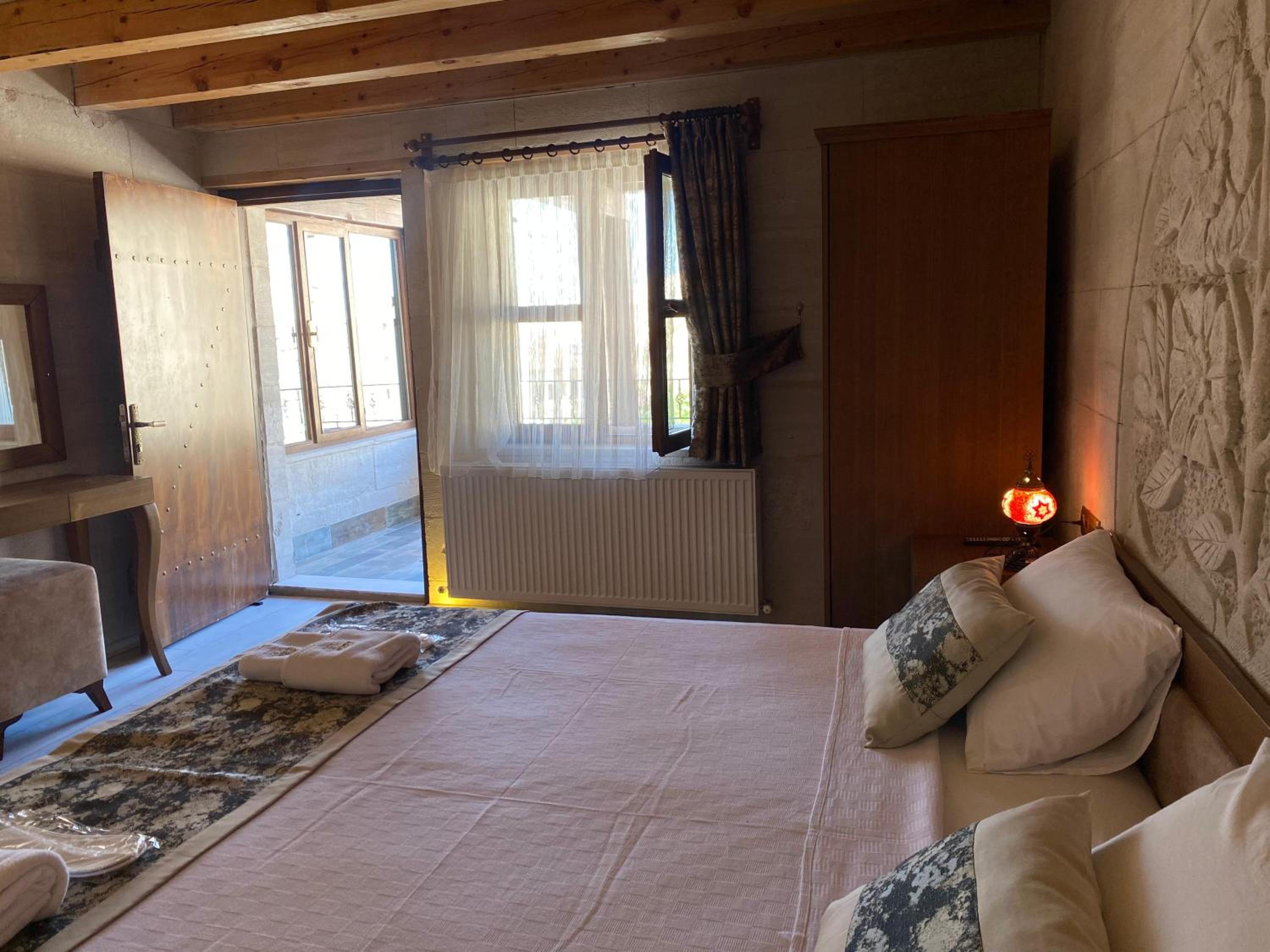 Double Room with Balcony - Photo 3