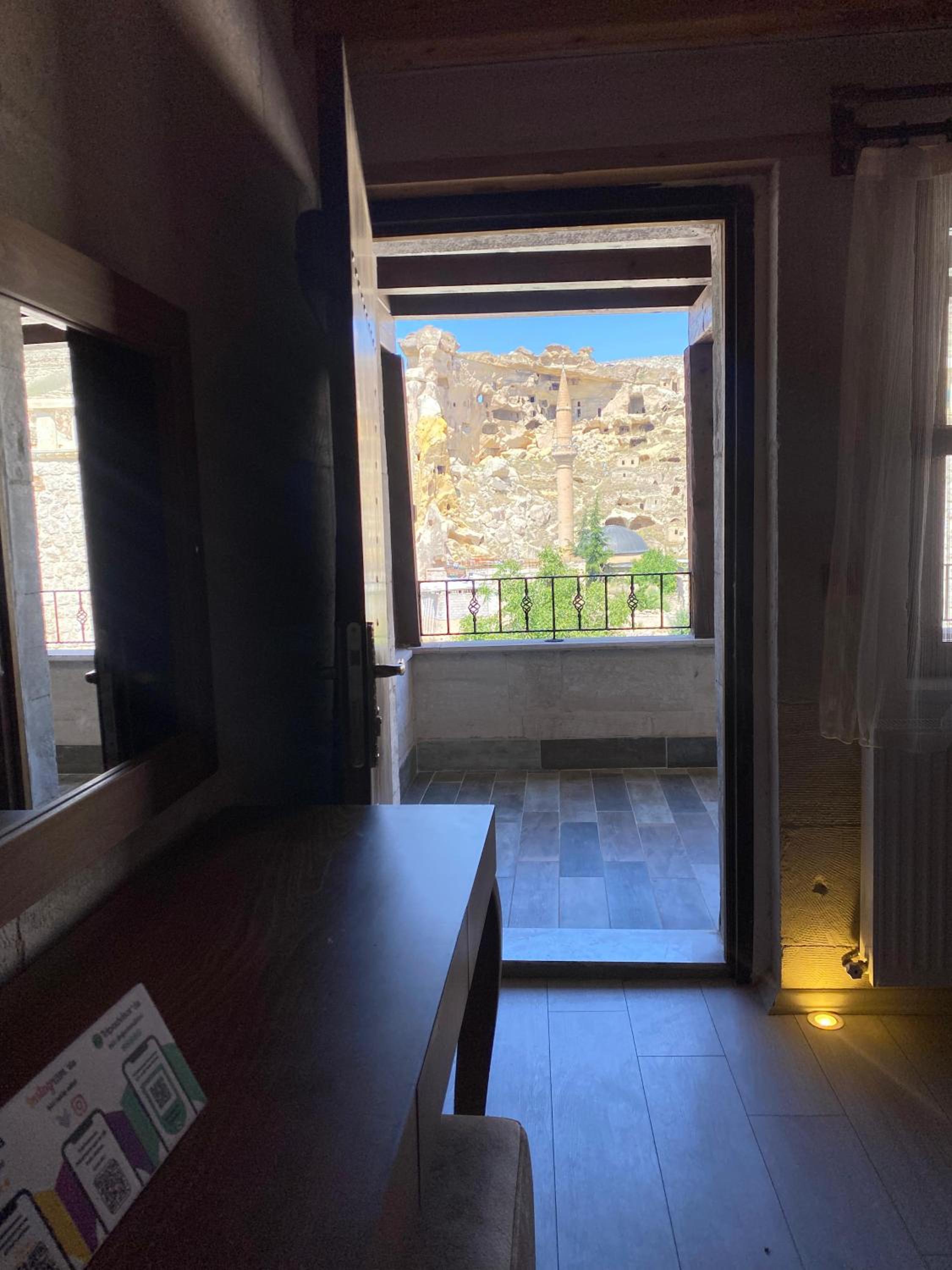 Double Room with Balcony - Photo 4