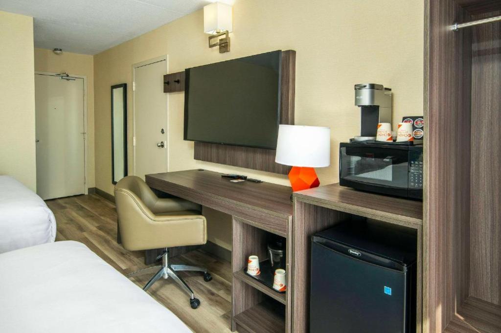 Superior Queen Room with Two Queen Beds - Non-Smoking - Photo 5