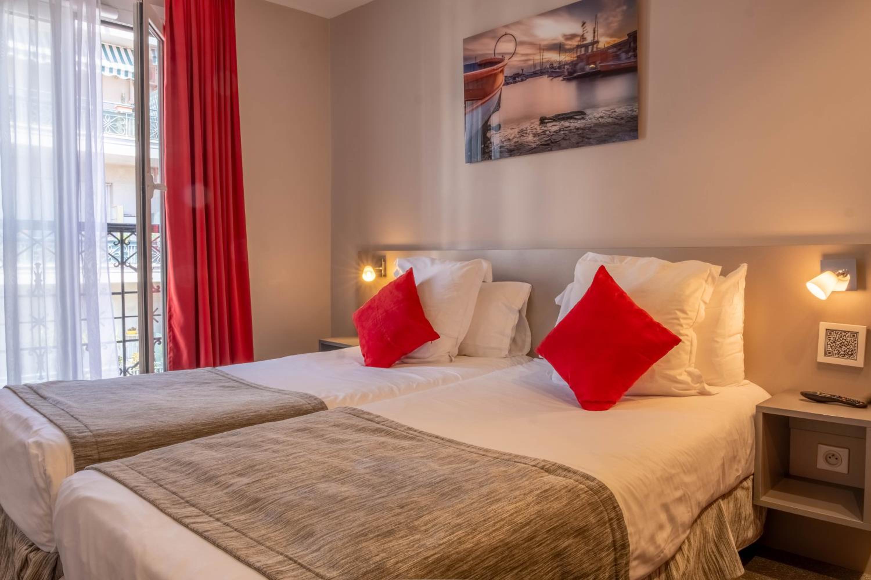 Standard Double or Twin Room - Street Side - Photo 2