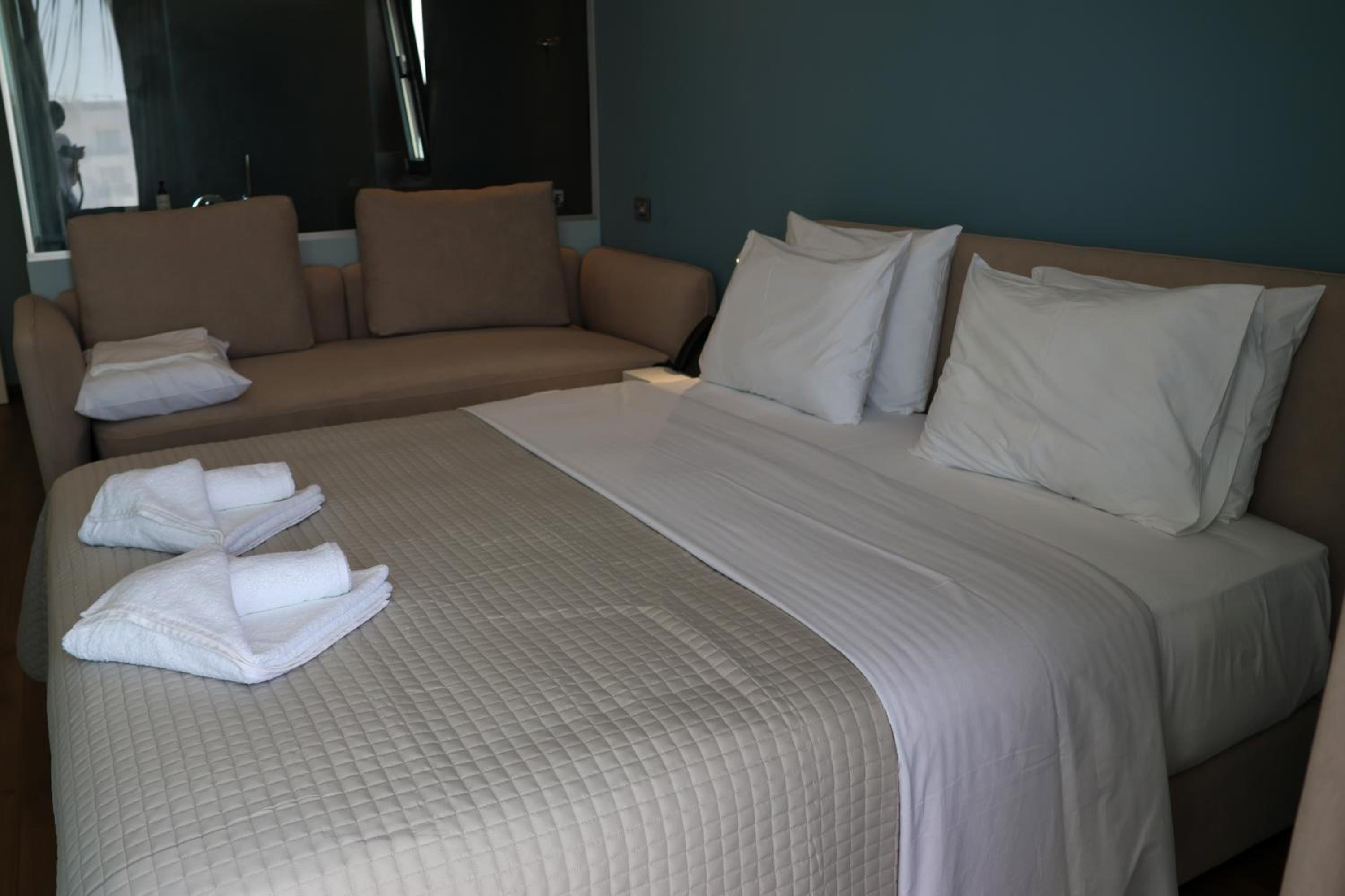 Deluxe Double Room with Side Sea View photo 2