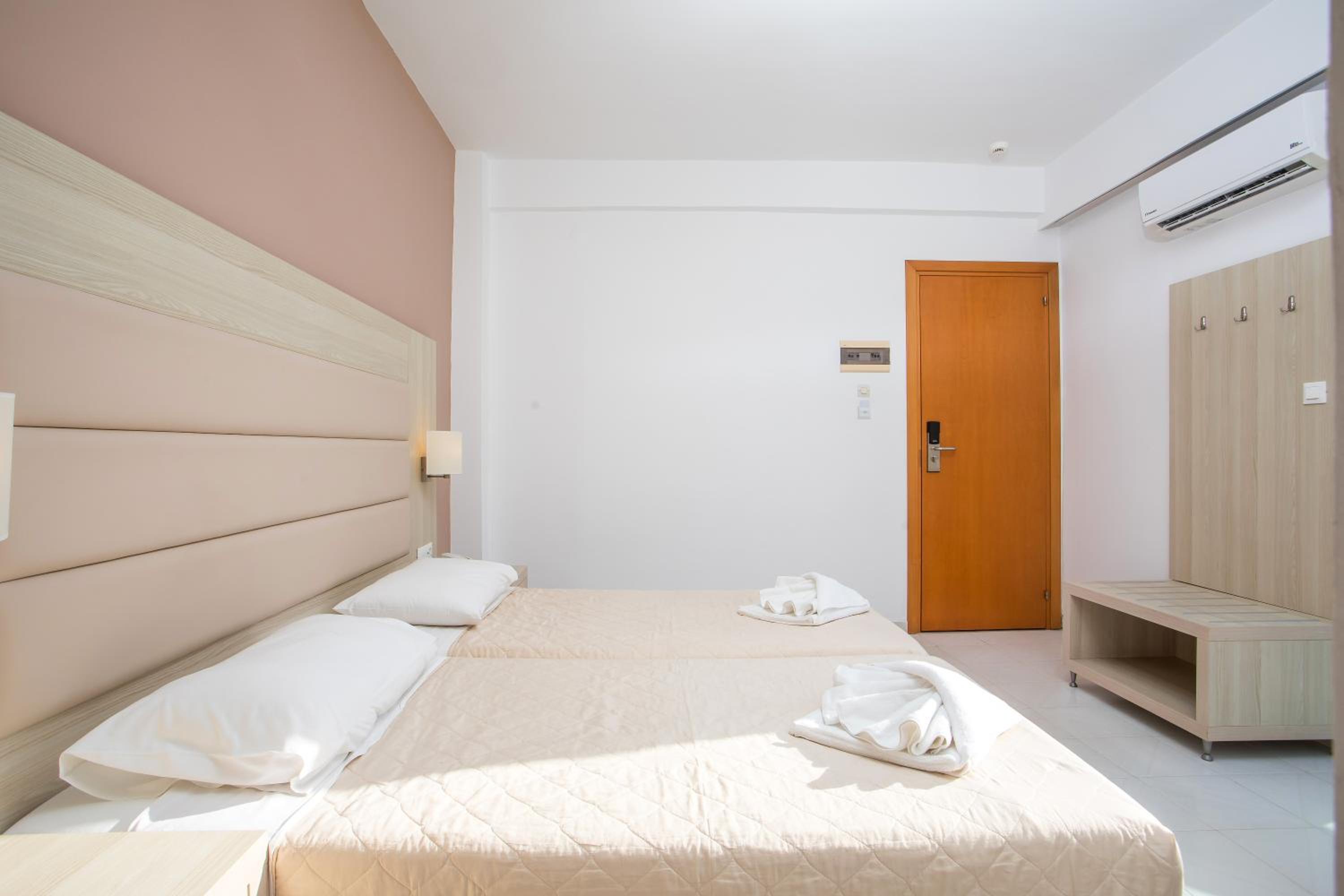 Twin Room with Balcony - Photo 1
