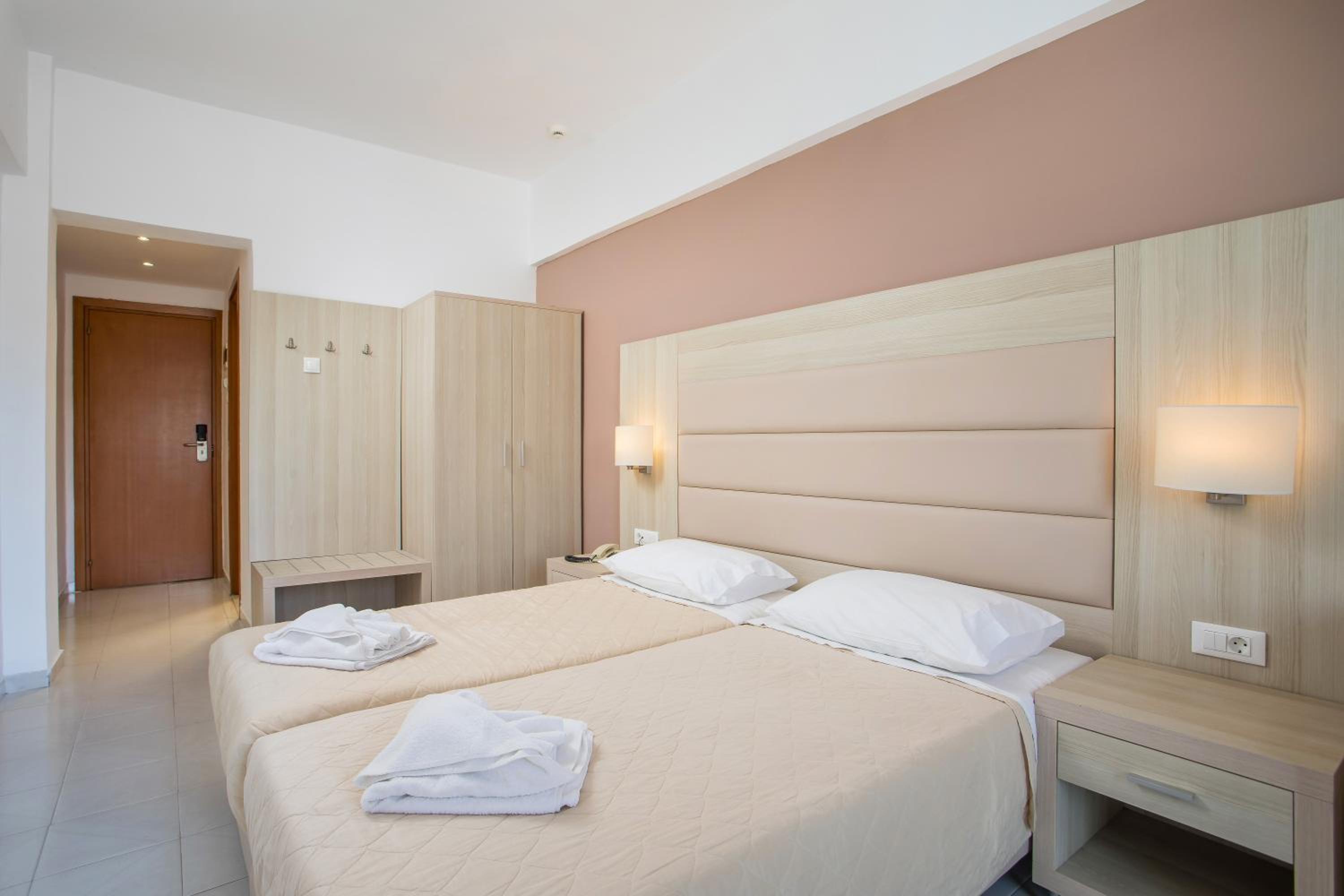 Twin Room with Balcony - Photo 2
