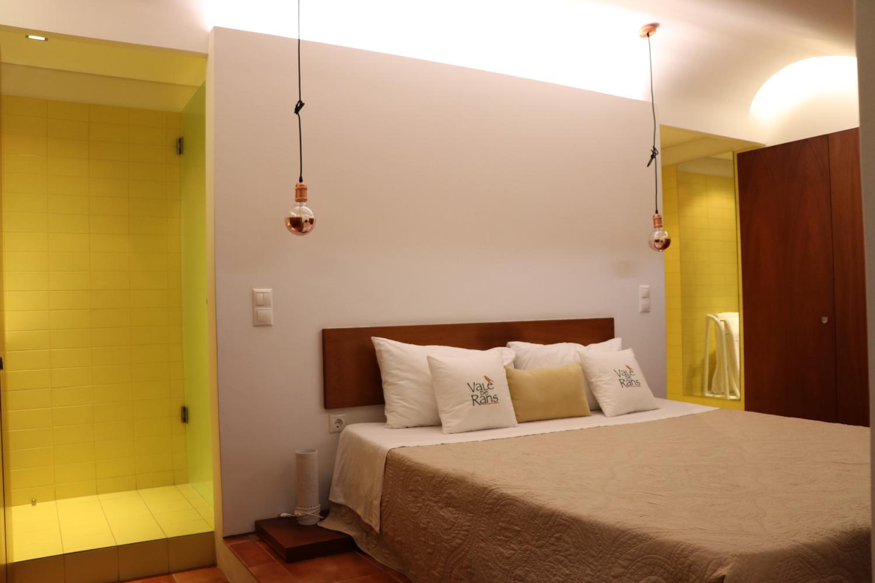 Suite - Photo 16
