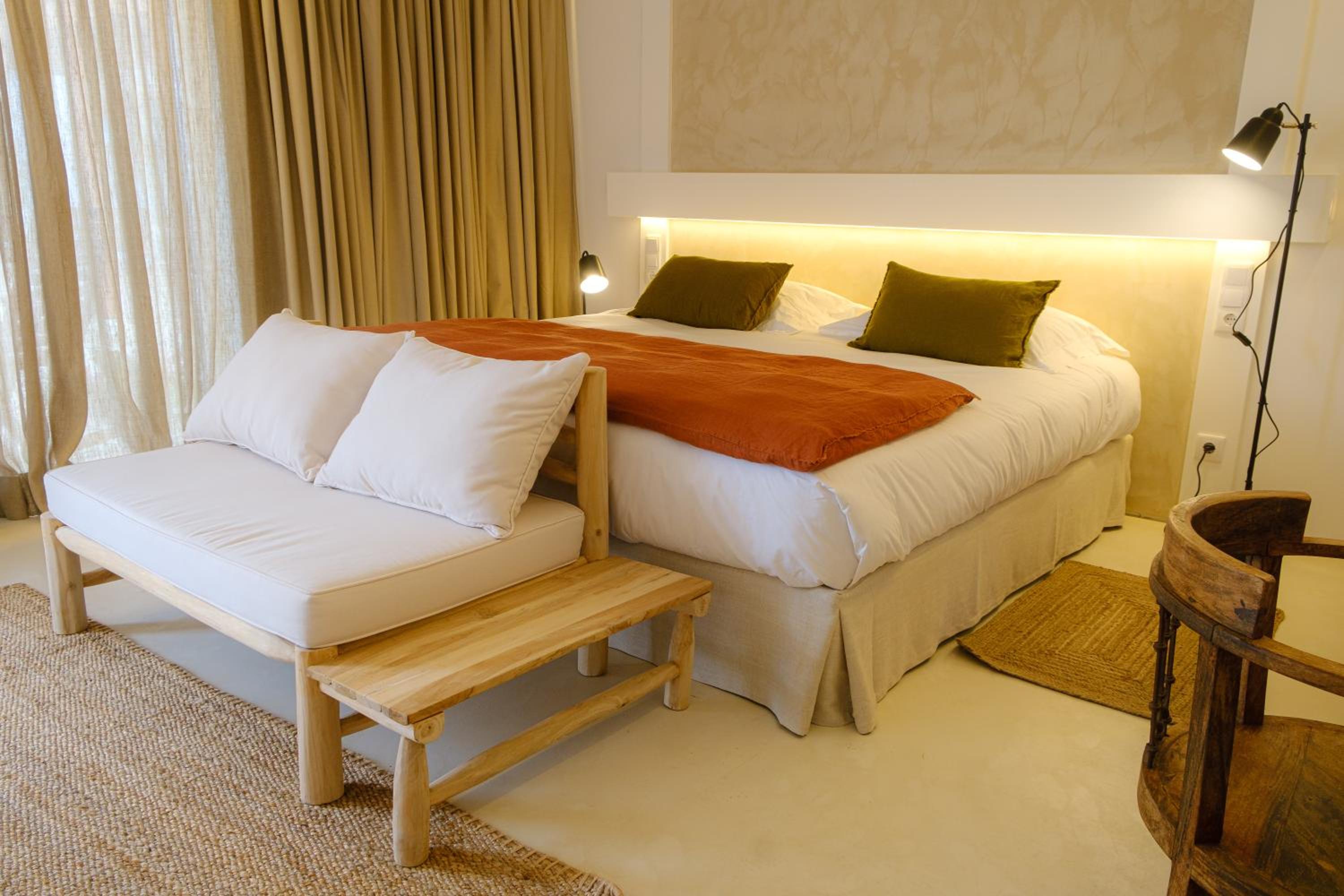 Double Room with Pool View - Photo 5