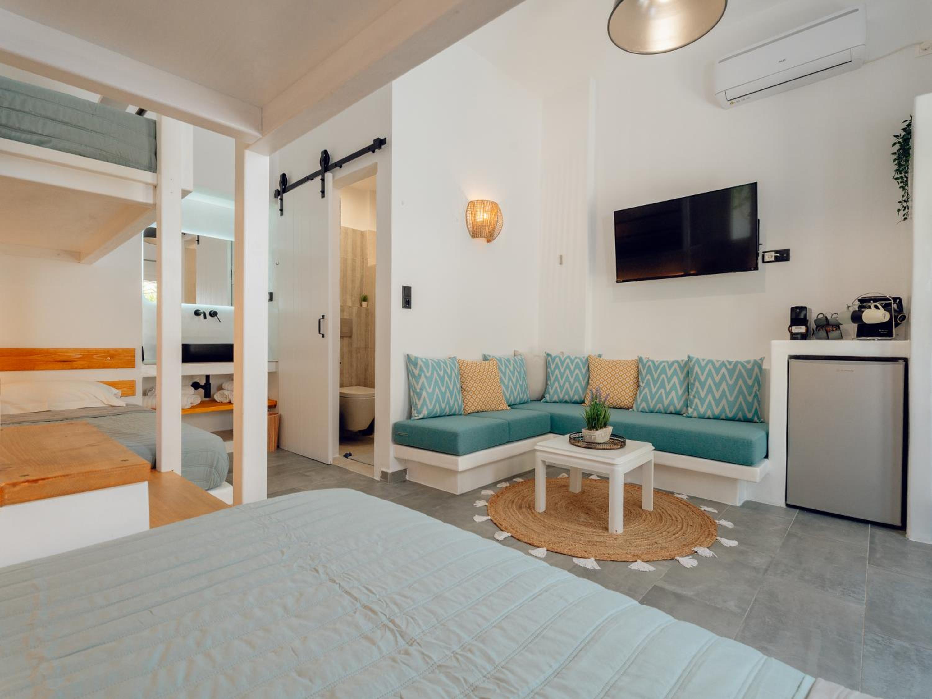 Quadruple Room with Private Bathroom photo 1