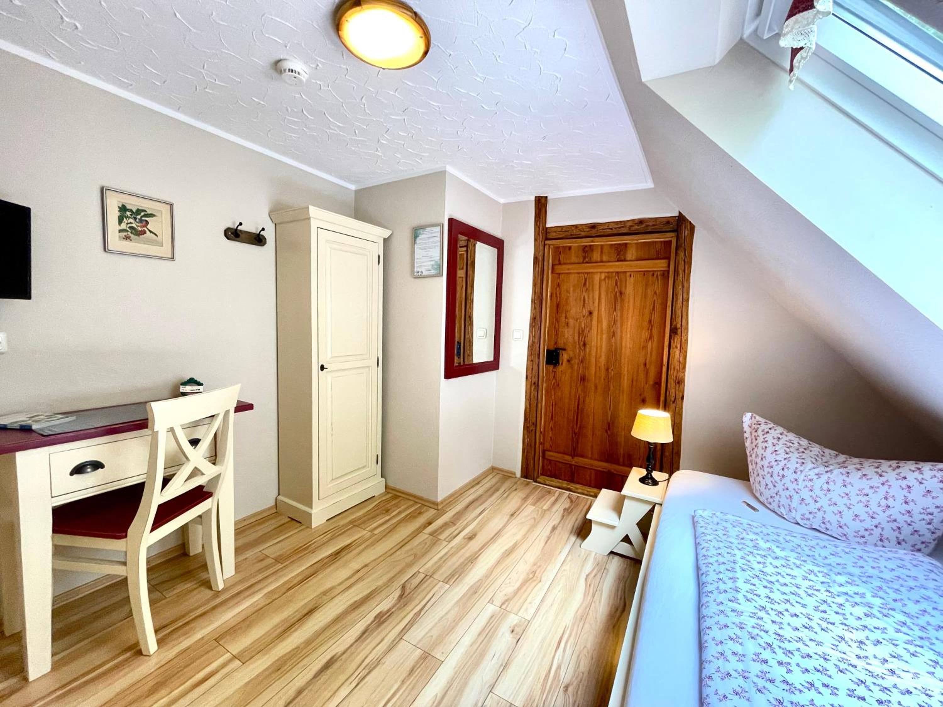 Small Single Room photo 3