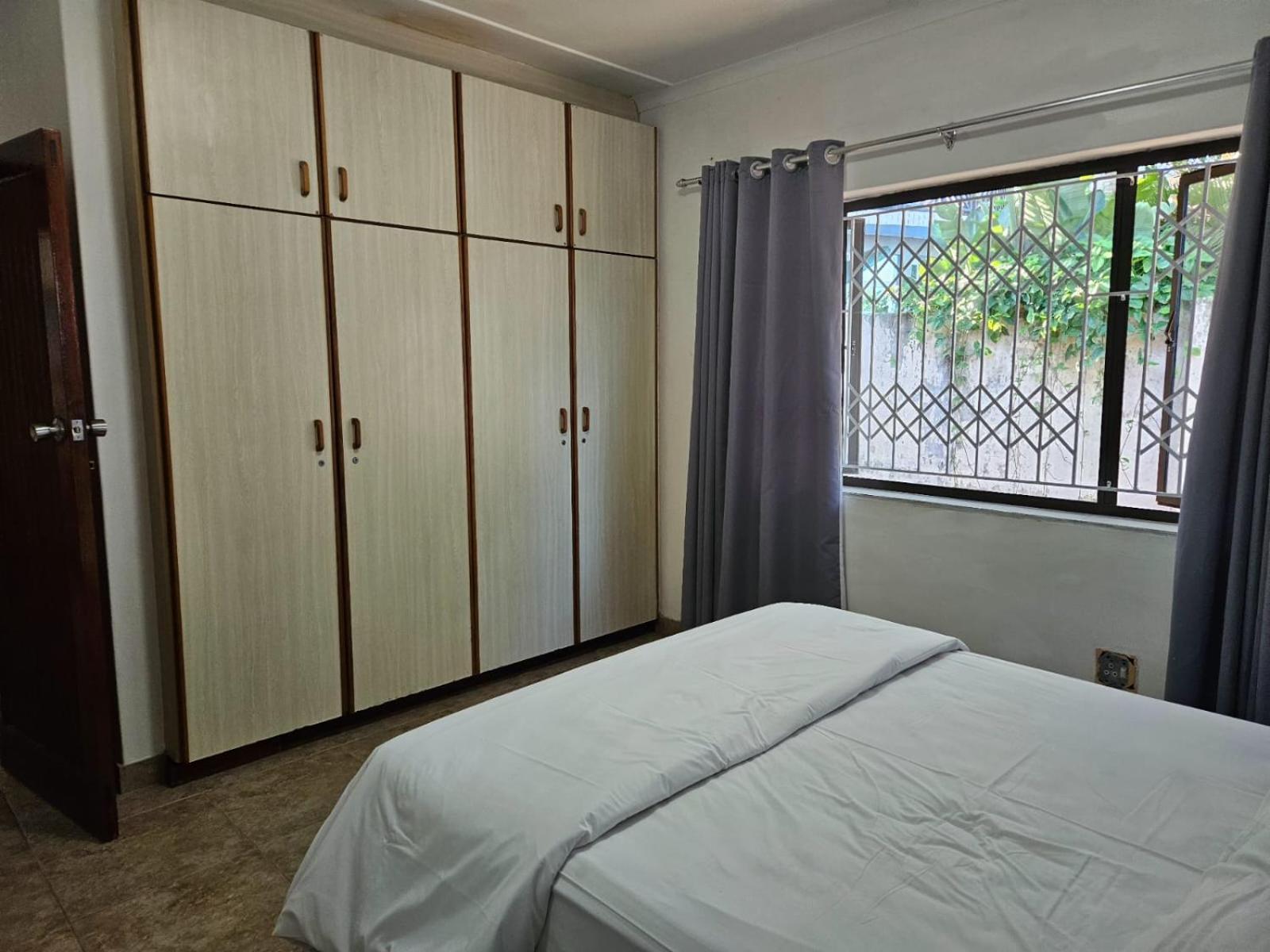 Six-Bedroom House photo 1