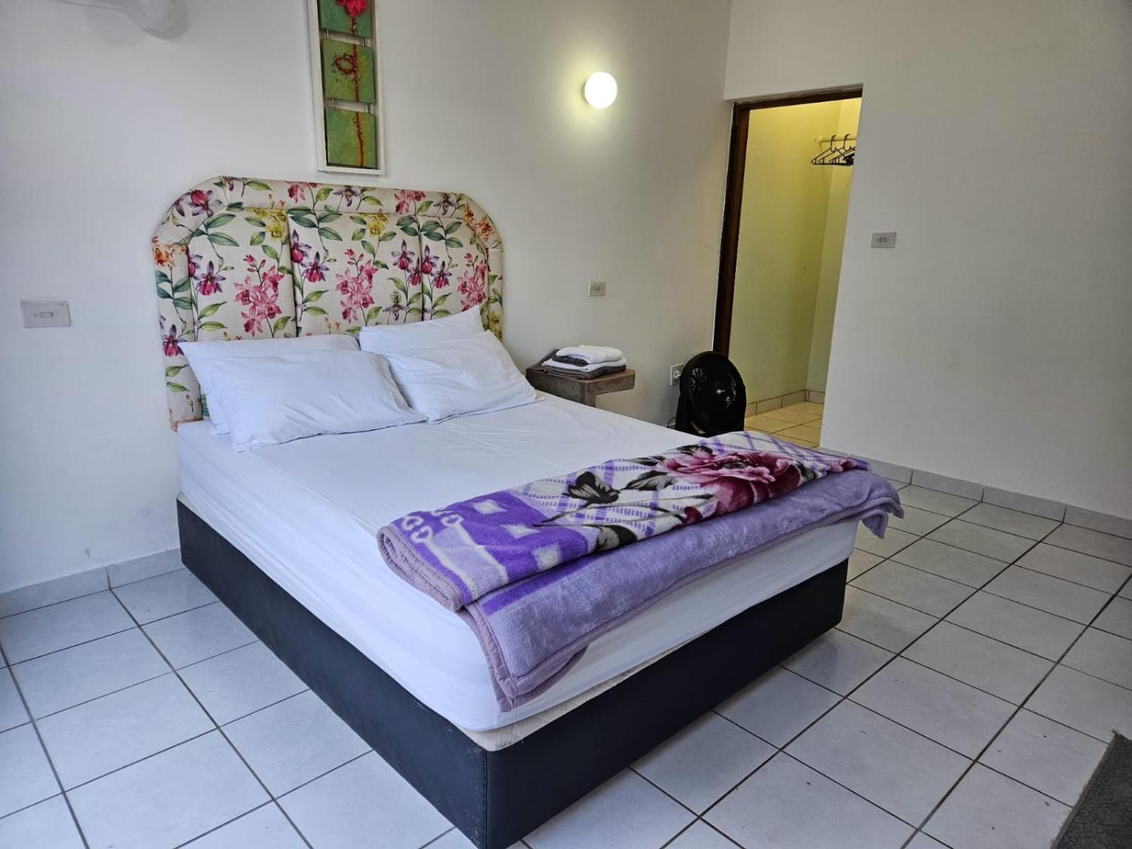 Six-Bedroom House photo 2