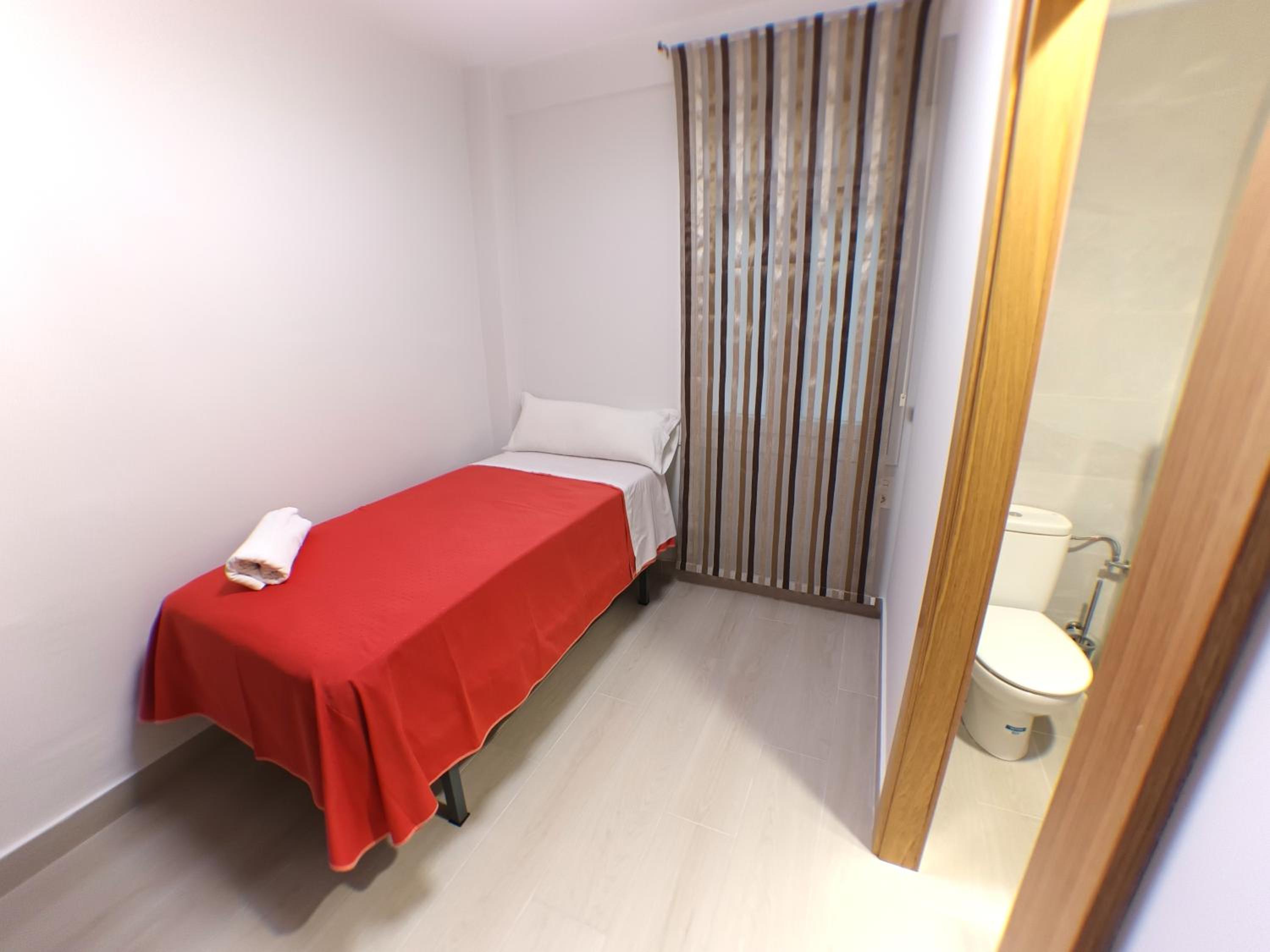 Single Room with Private Bathroom photo 3