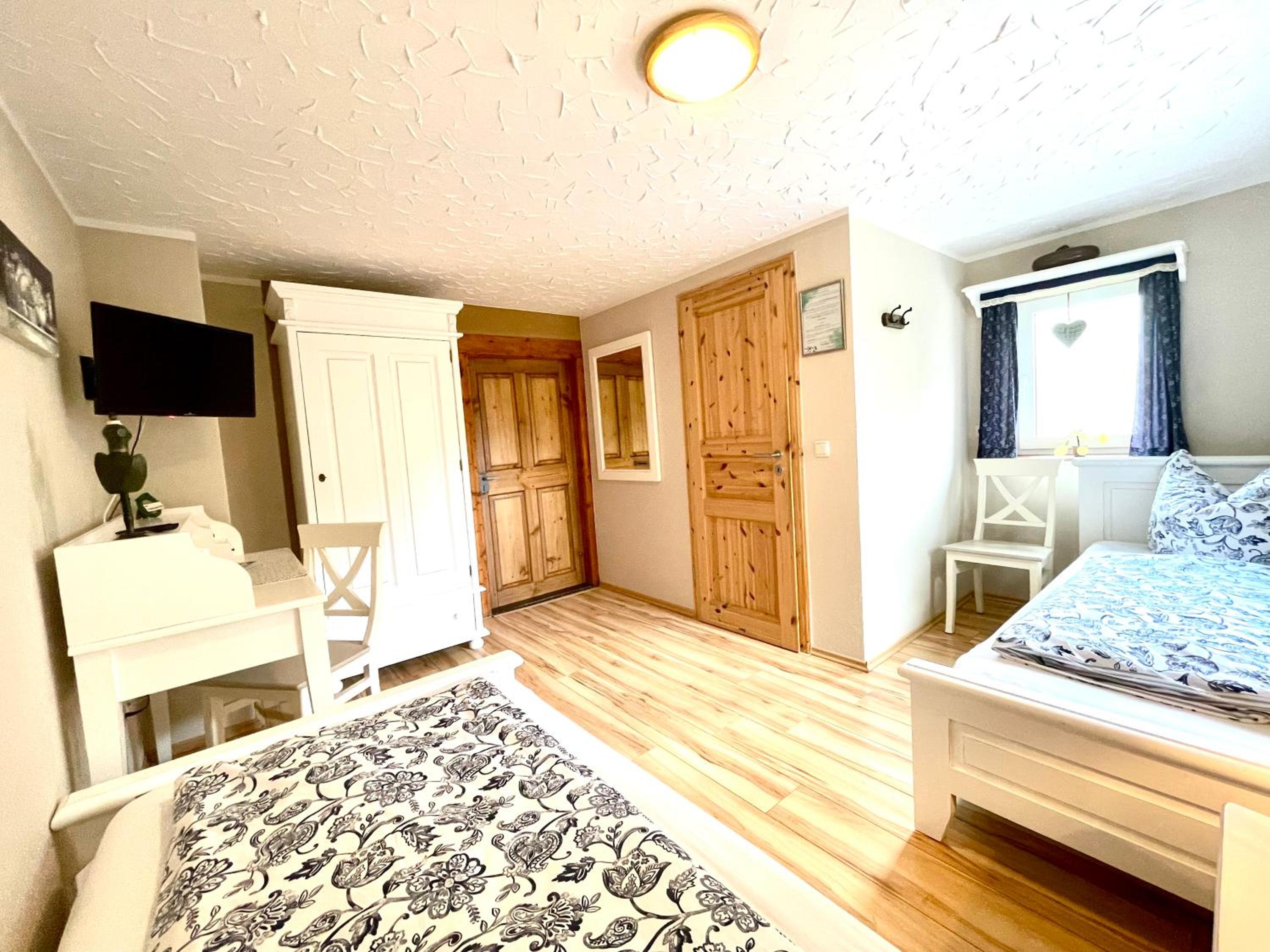 Twin Room with Private Bathroom - Photo 4