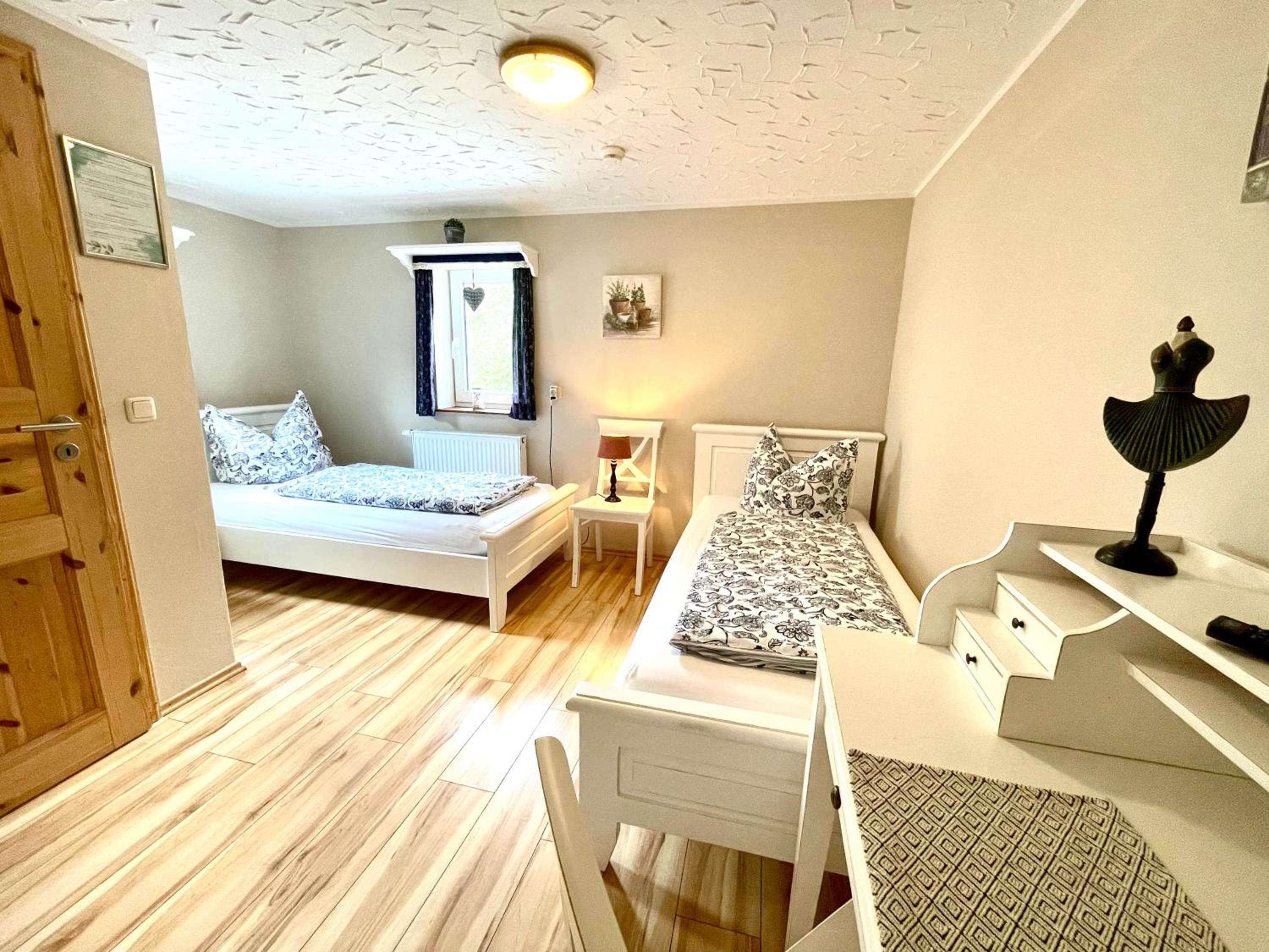 Twin Room with Private Bathroom - Photo 3