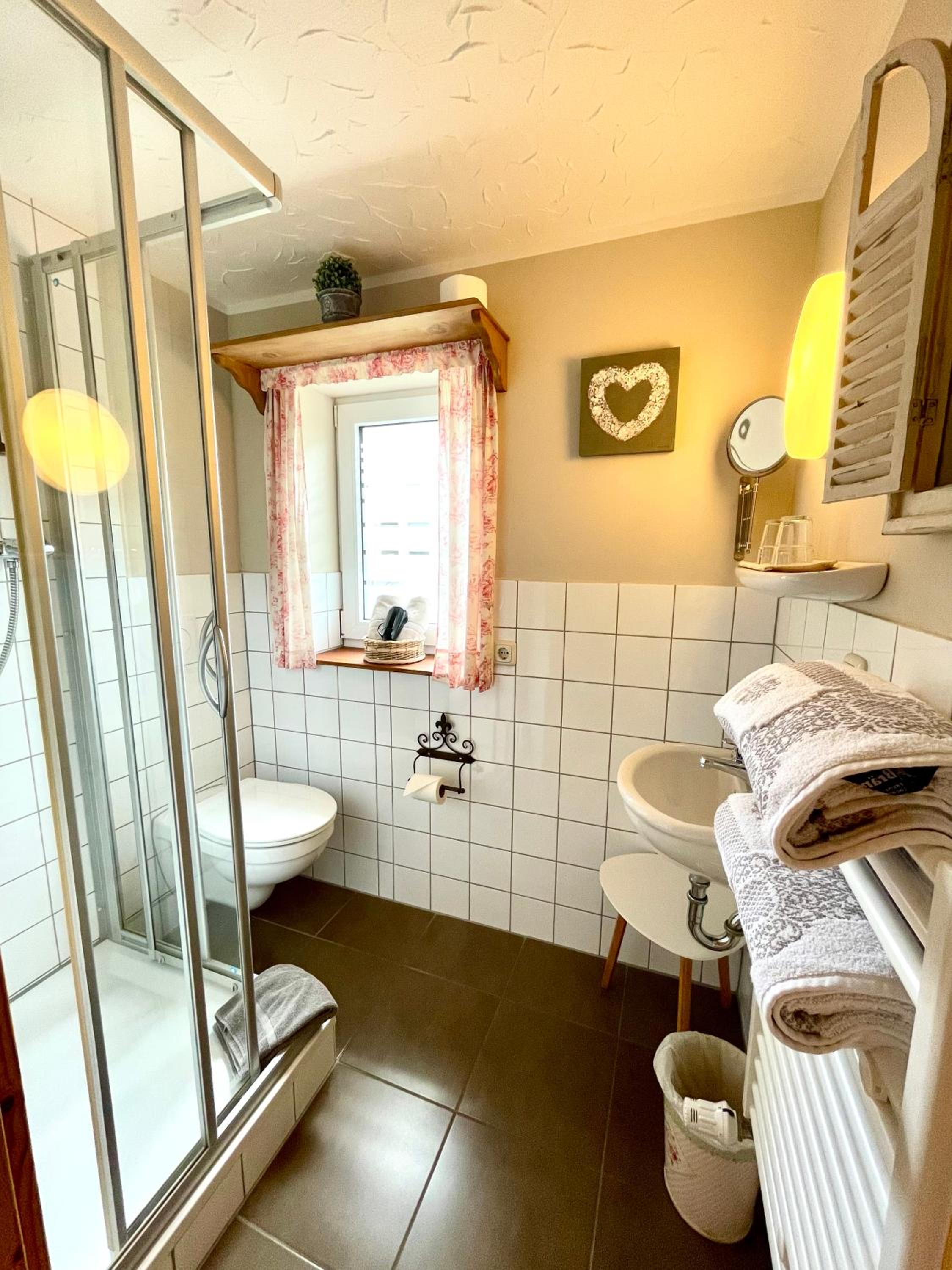 Twin Room with Private Bathroom - Photo 2