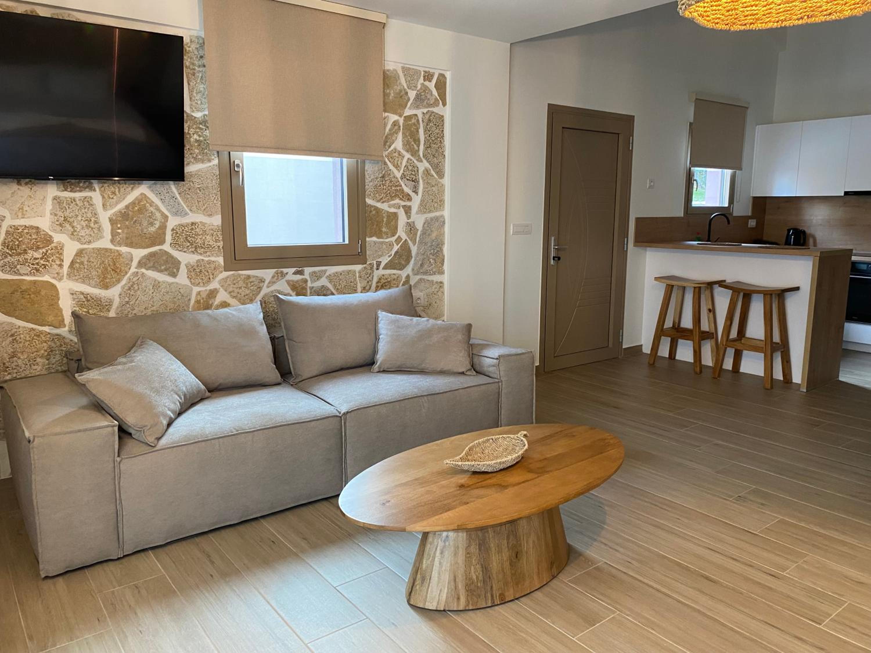 Superior Family Room - Photo 12