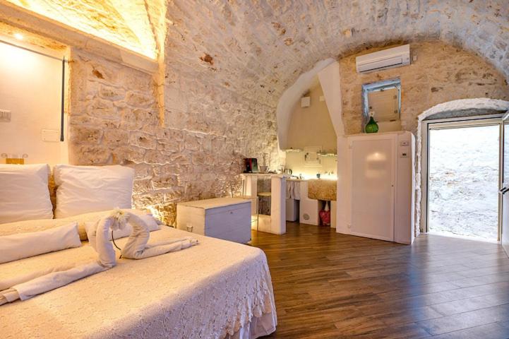 One-Bedroom Apartment - Photo 8
