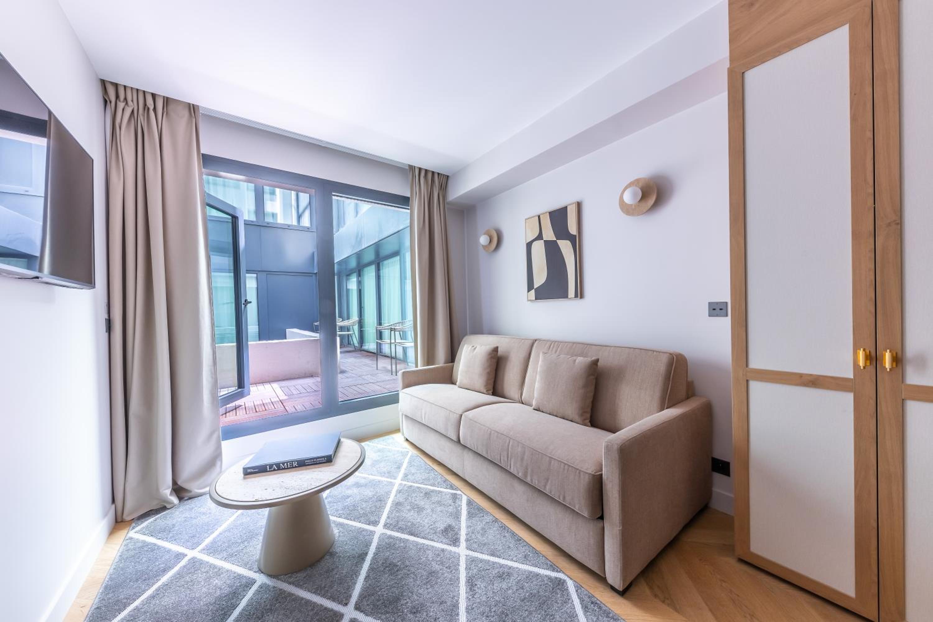 Apartment with Balcony photo 2