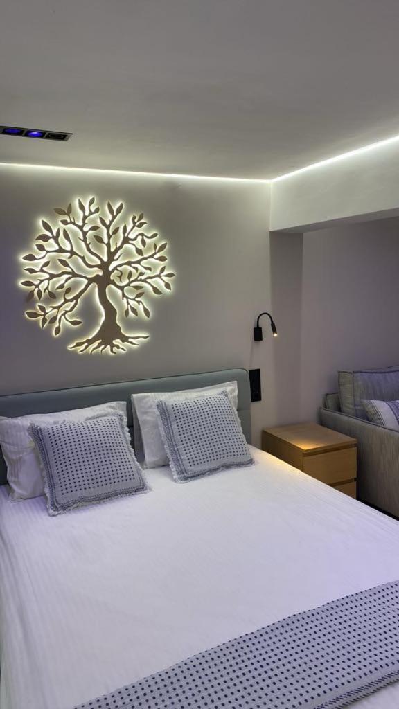 Deluxe King Suite photo 1