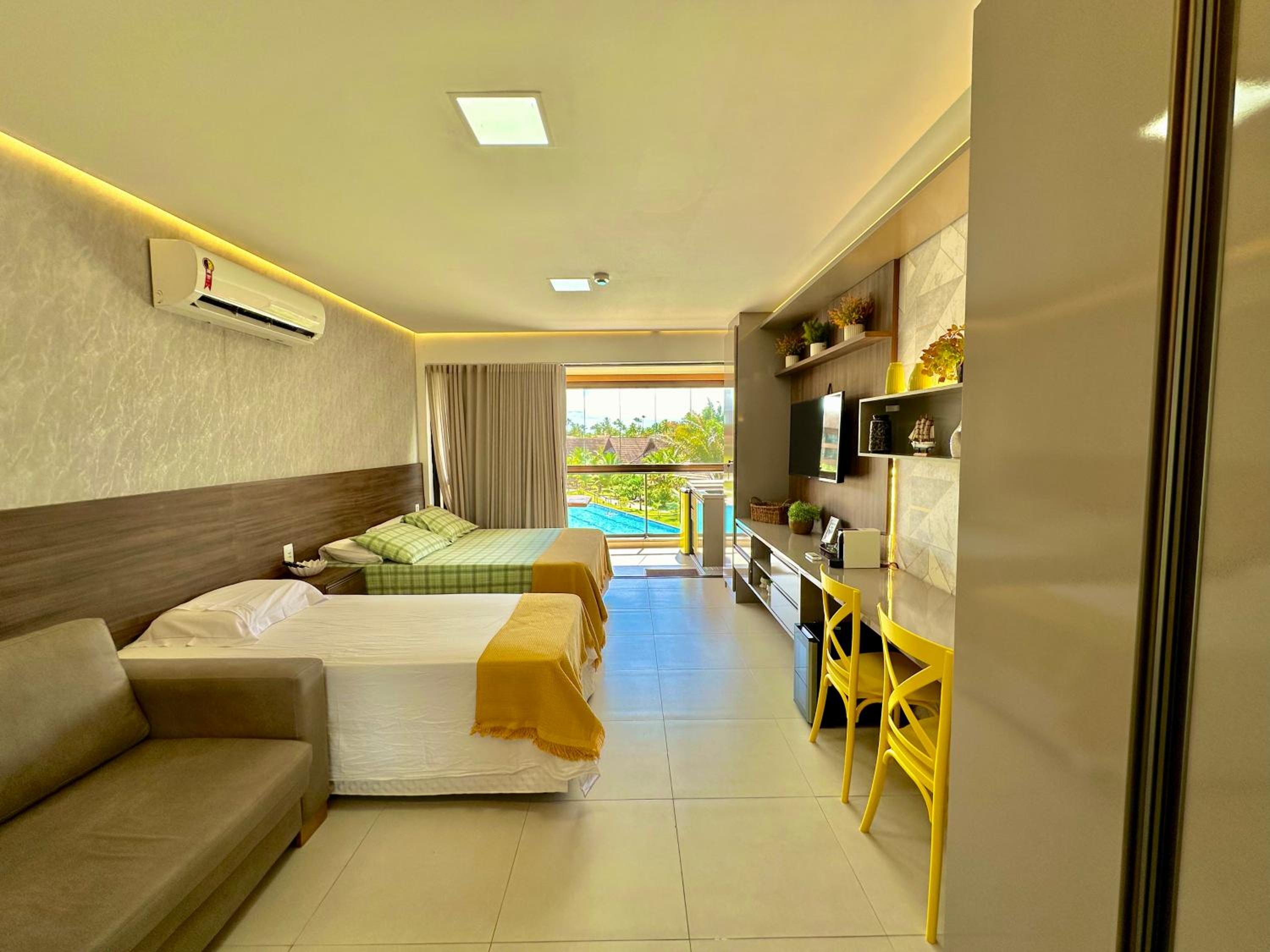 Apartment with Pool View 