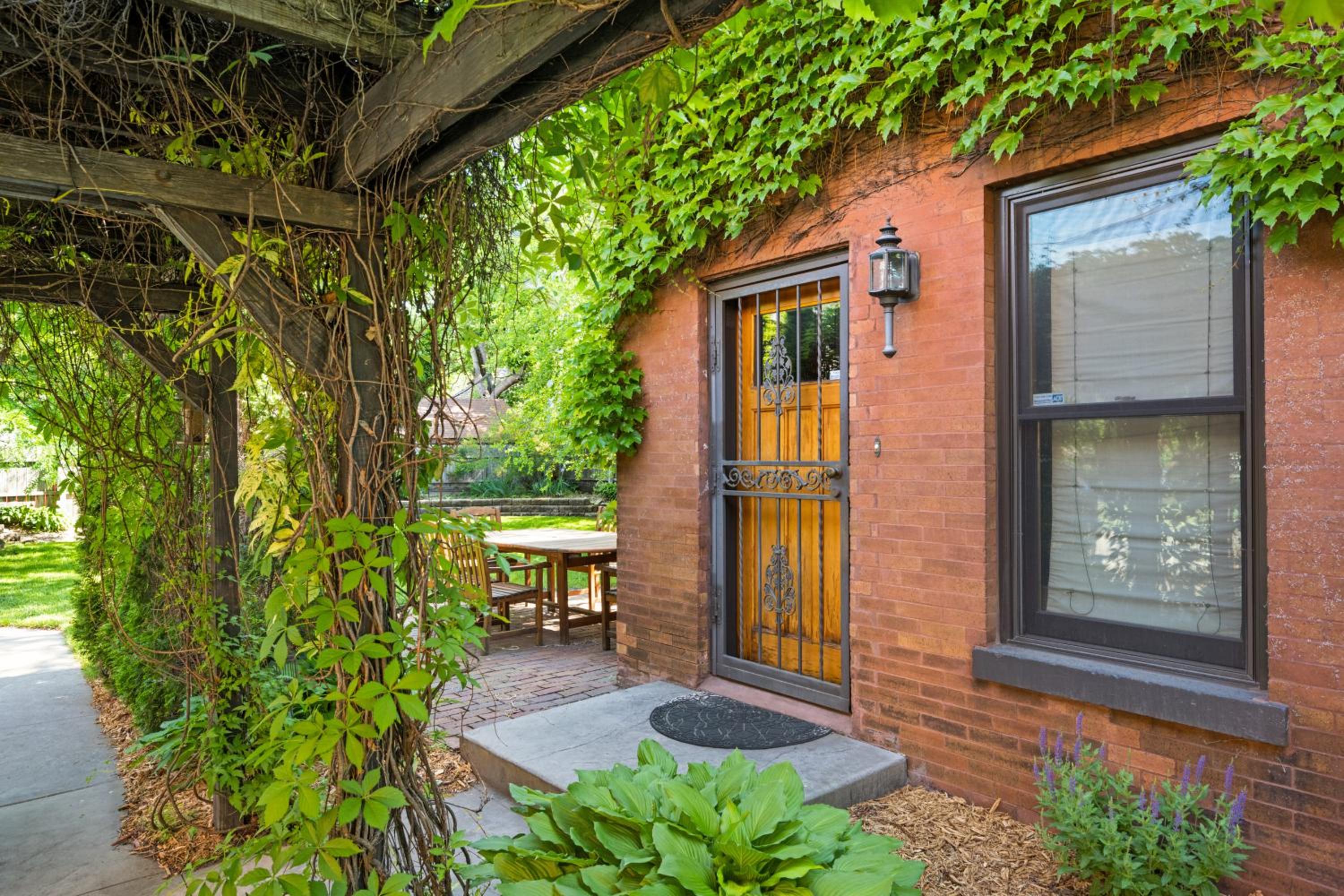 Three-Bedroom House photo 3