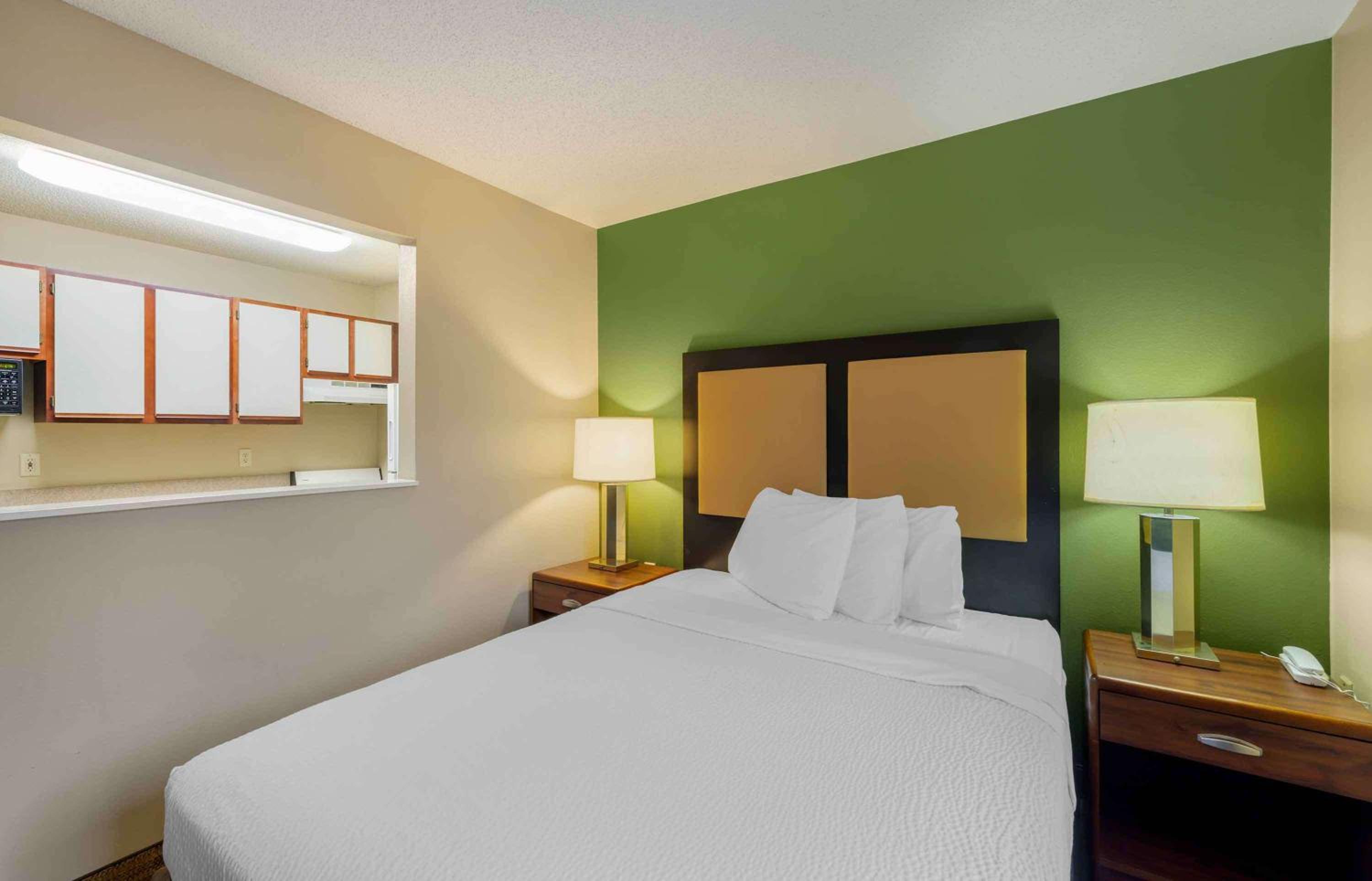 Deluxe Studio with 1 Queen Bed - Non-Smoking - Photo 1