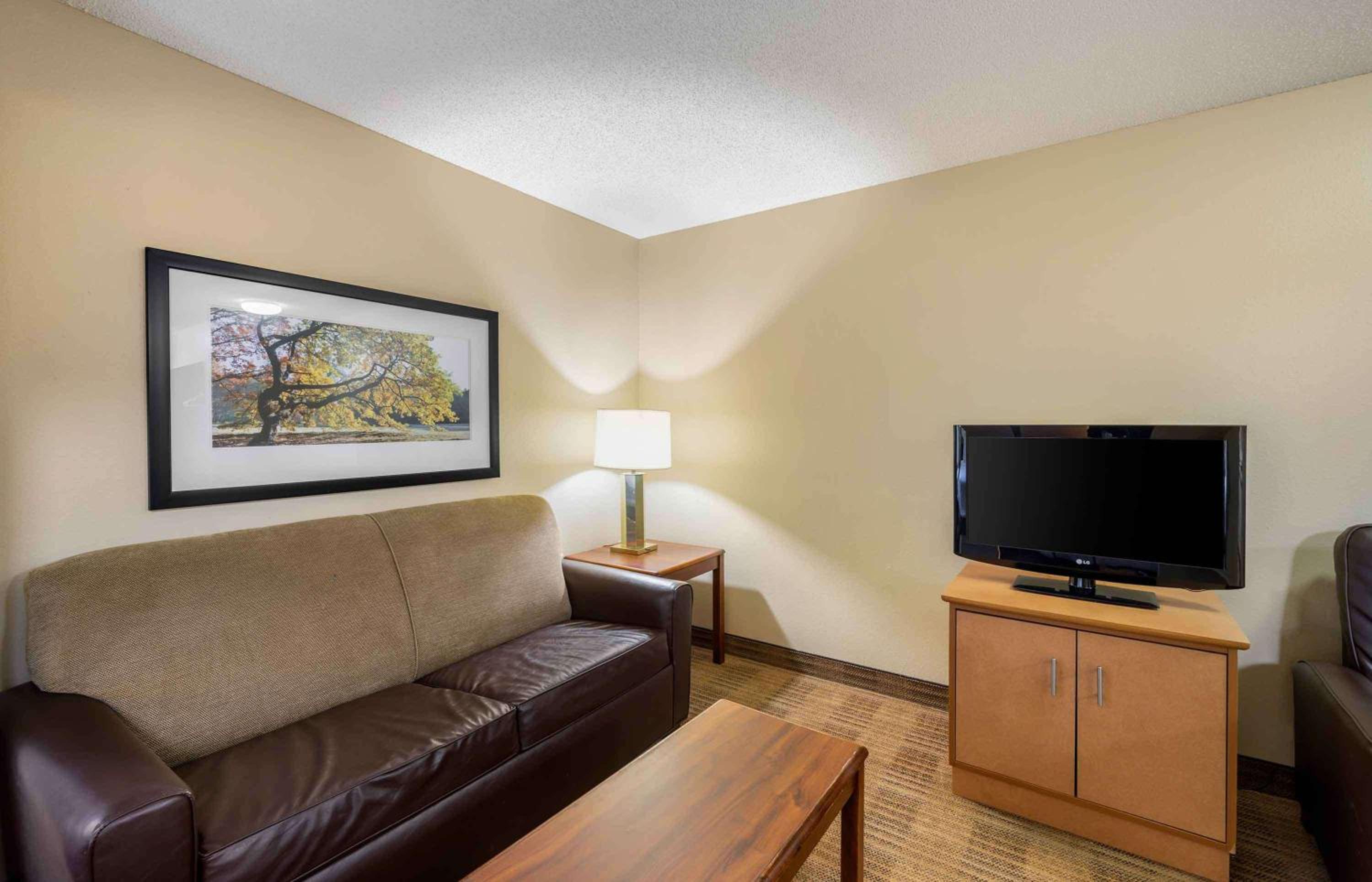 Deluxe Studio with 1 Queen Bed - Non-Smoking - Photo 11