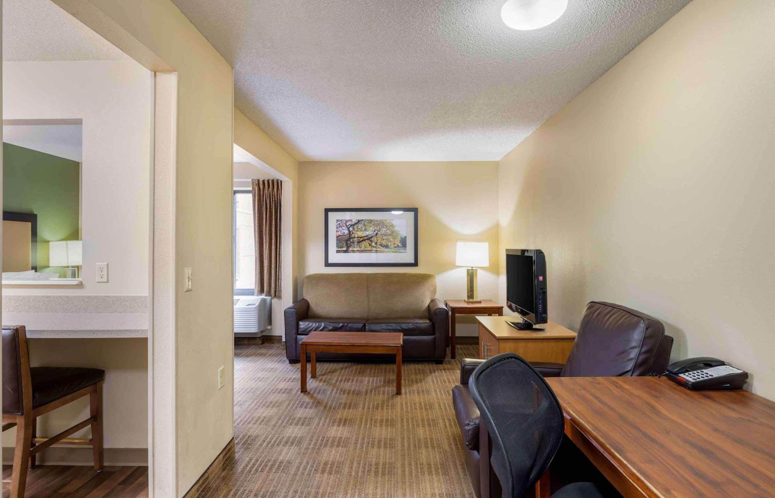 Deluxe Studio with 1 Queen Bed - Non-Smoking - Photo 8