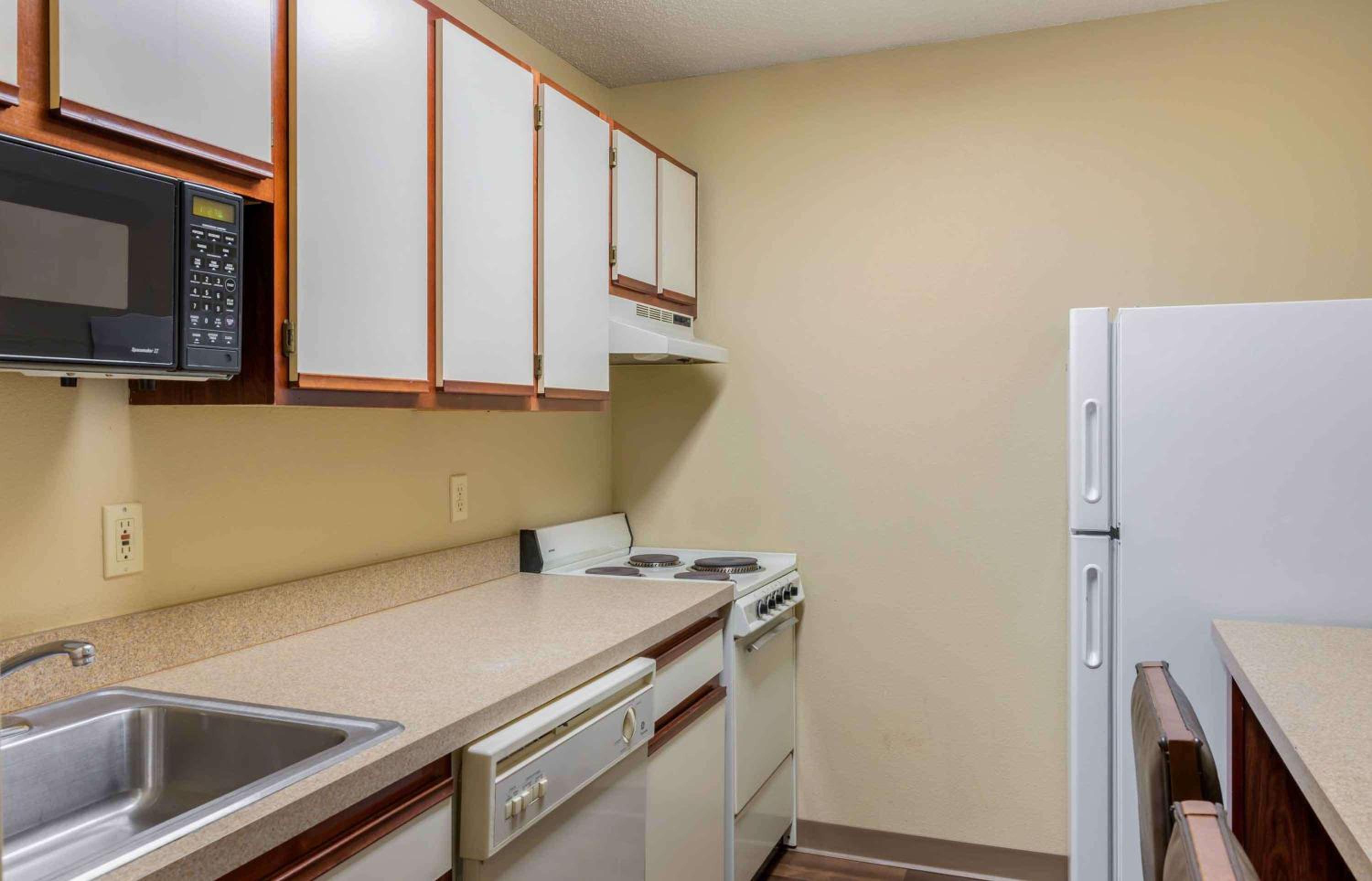 Deluxe Studio with 1 Queen Bed - Non-Smoking - Photo 7