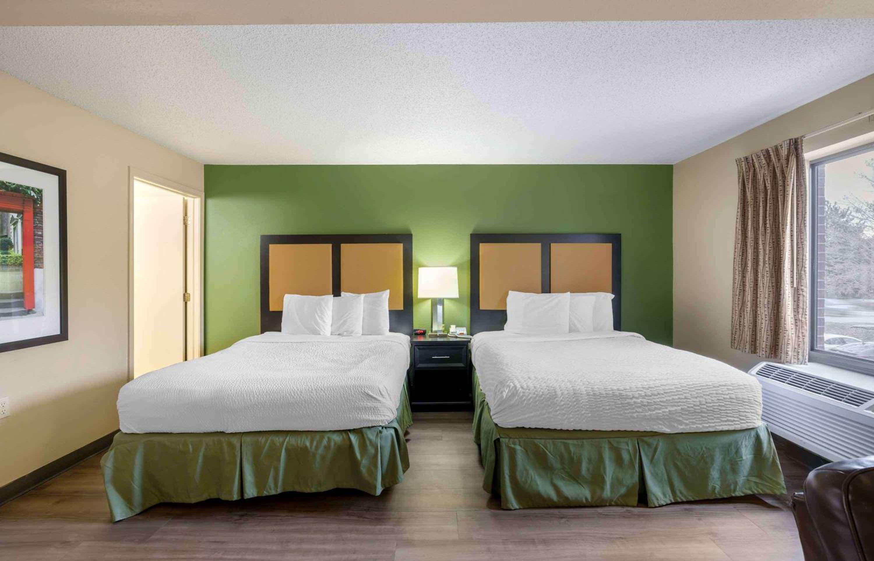 Deluxe Studio with Two Queen Beds - Non-Smoking - Photo 1