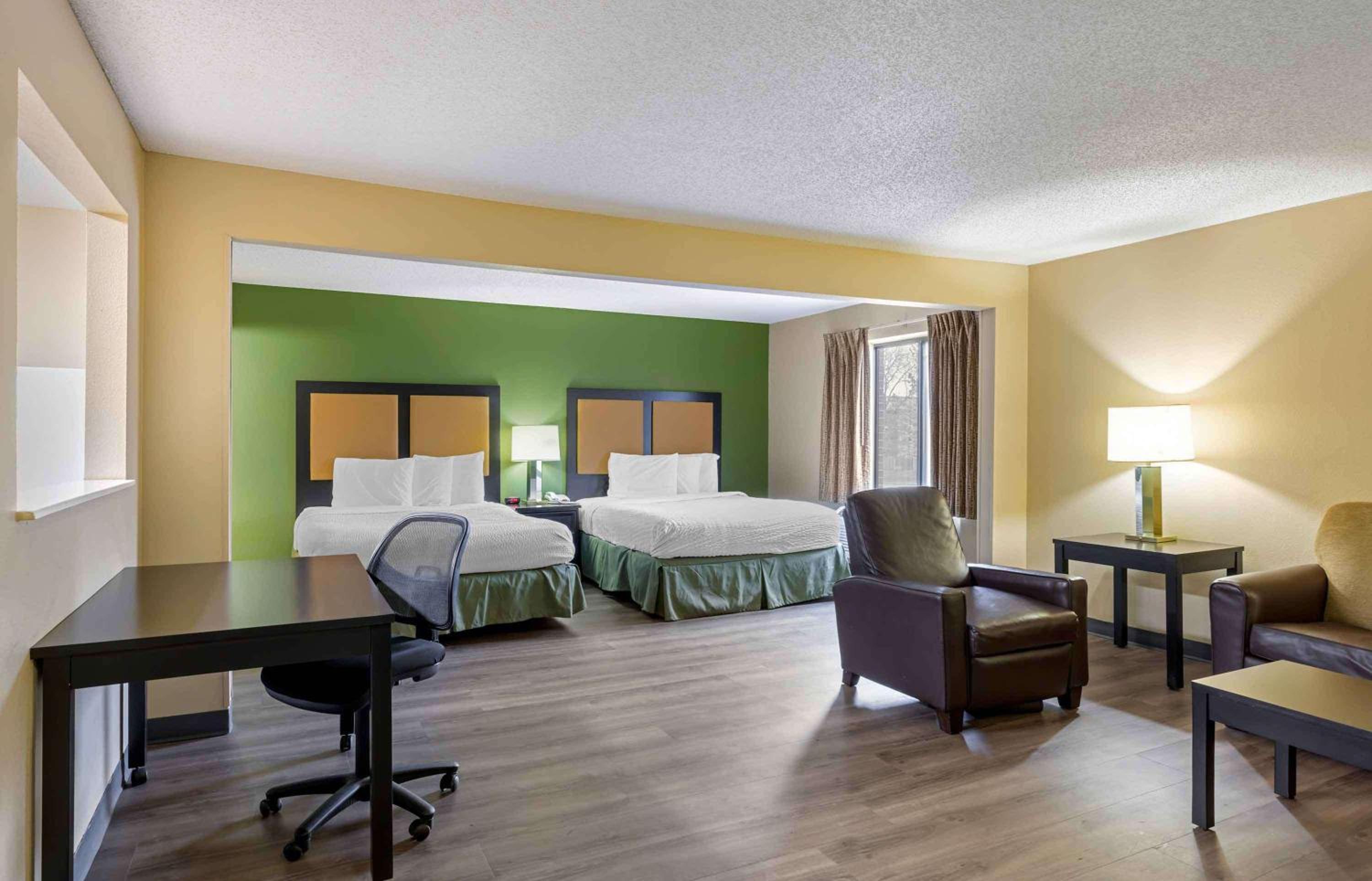 Deluxe Studio with Two Queen Beds - Non-Smoking - Photo 11