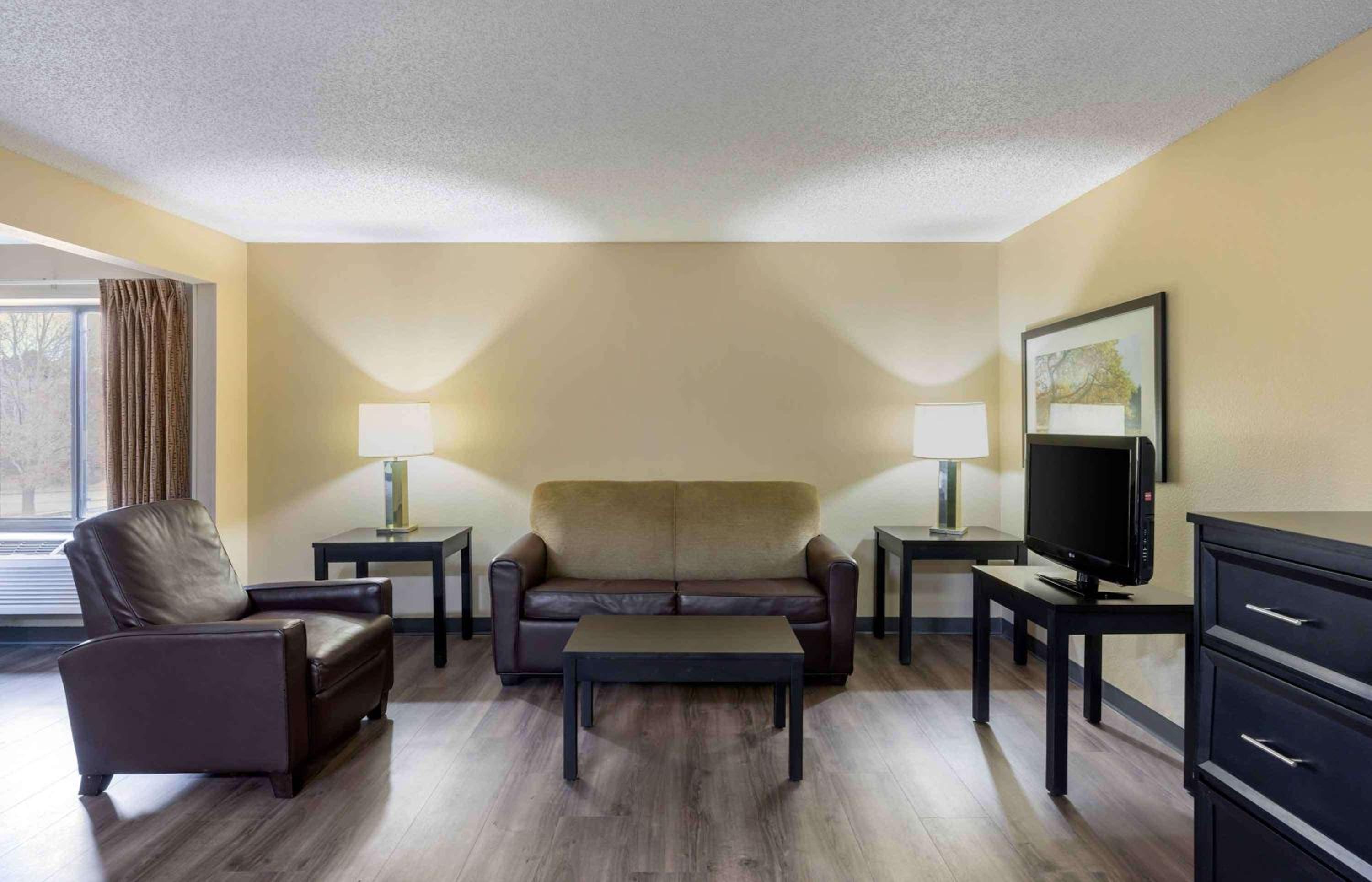 Deluxe Studio with Two Queen Beds - Non-Smoking - Photo 10