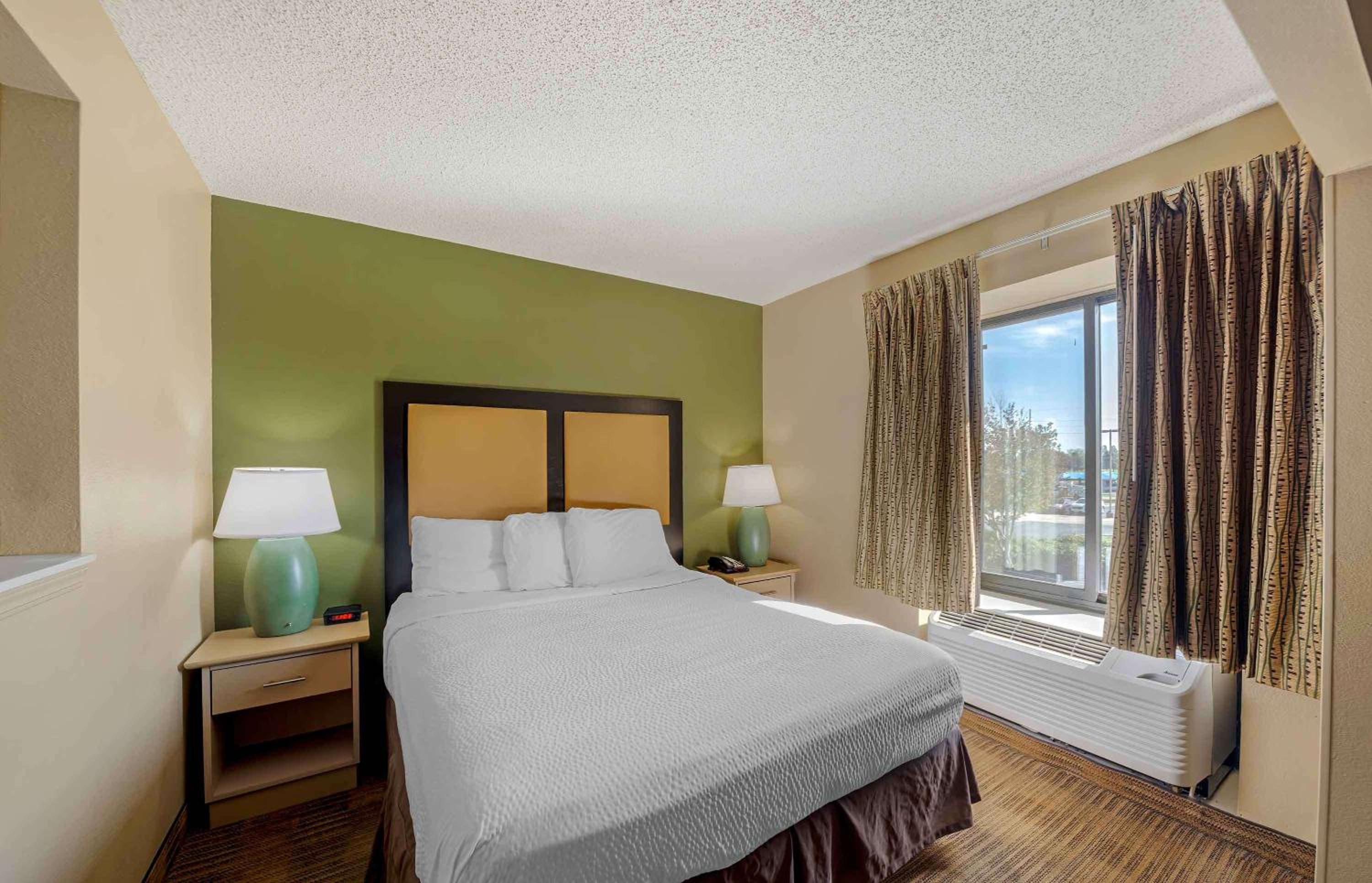 Deluxe Studio with 1 Queen Bed - Non-Smoking - Photo 1