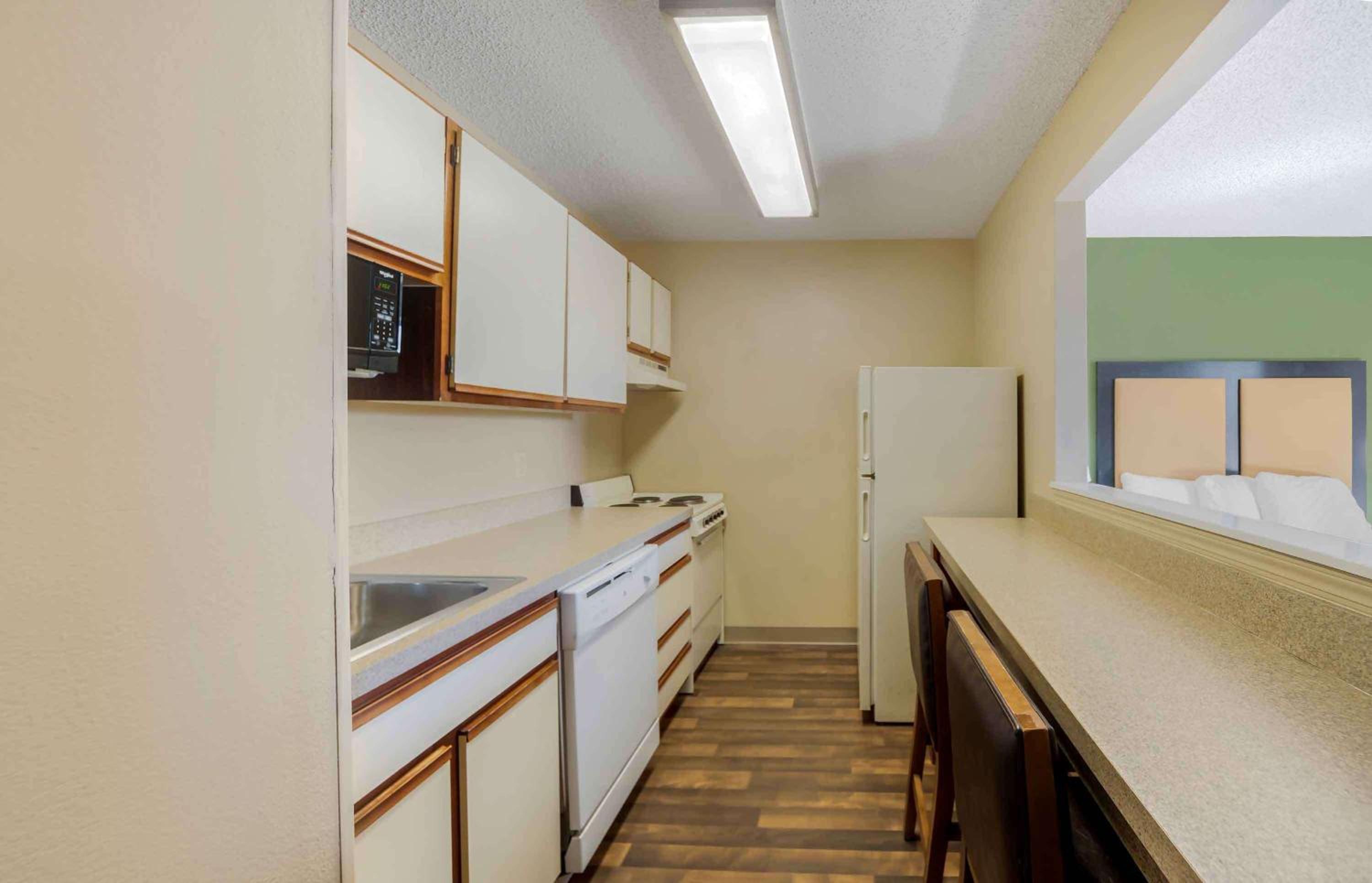 Deluxe Studio with 1 Queen Bed - Non-Smoking - Photo 4