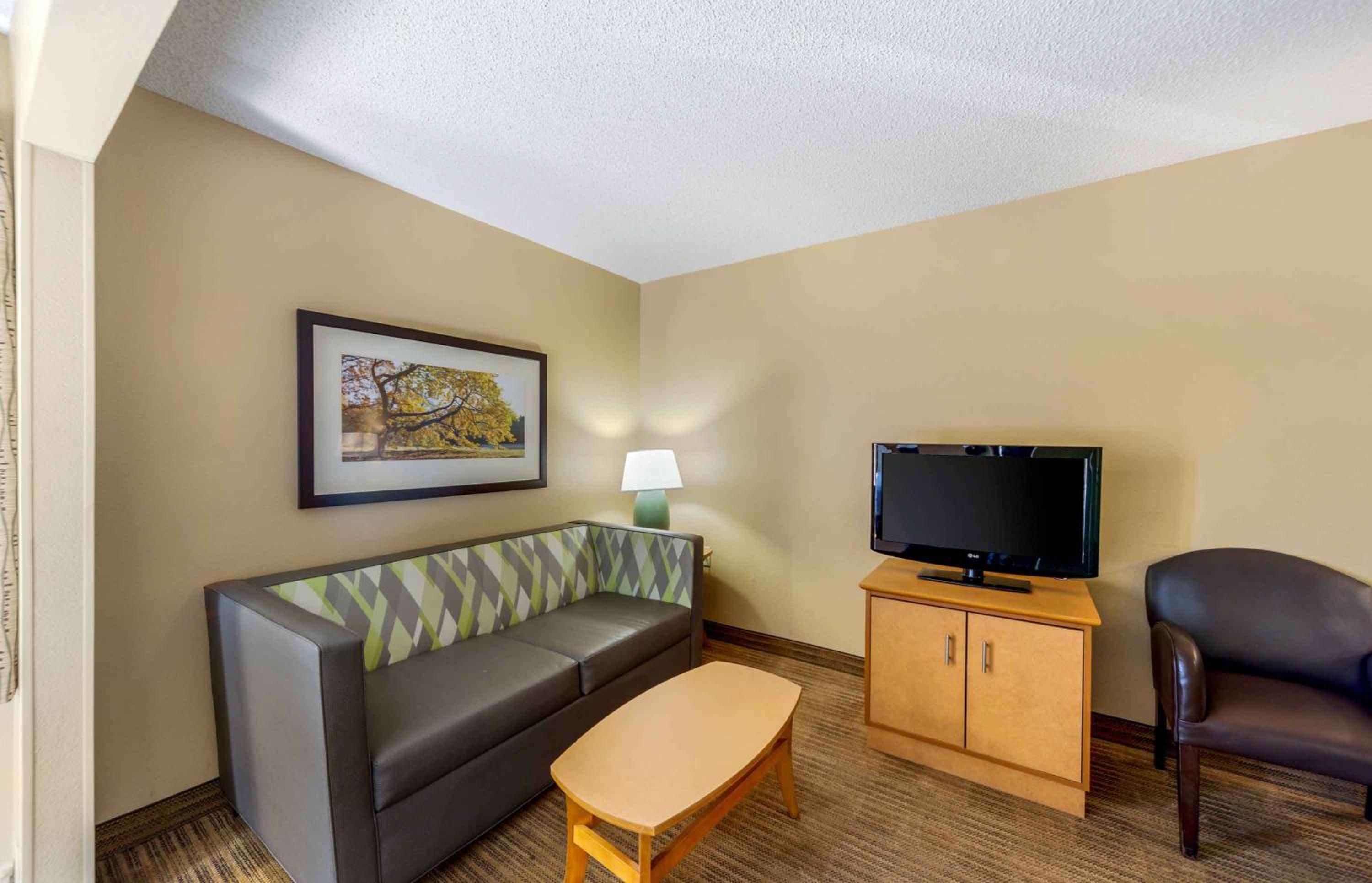 Deluxe Studio with 1 Queen Bed - Non-Smoking - Photo 8