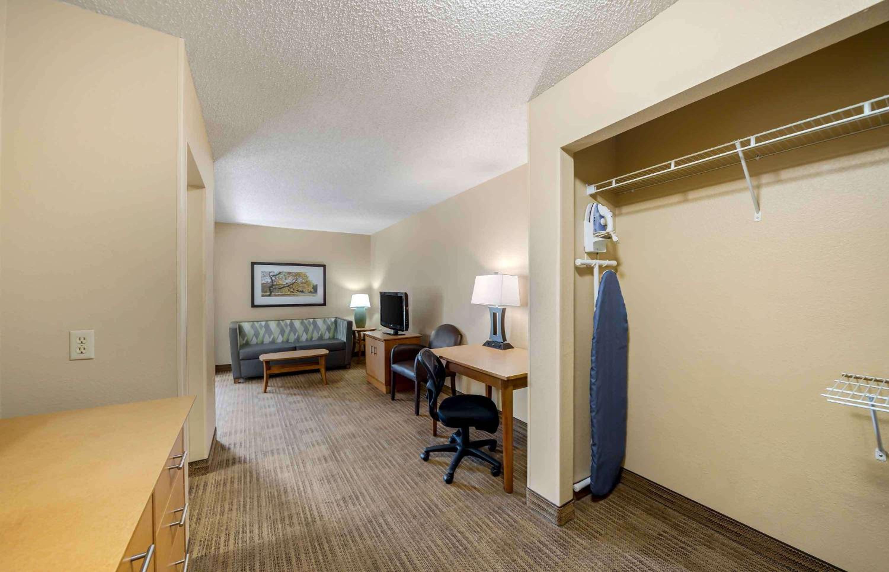 Deluxe Studio with 1 Queen Bed - Non-Smoking - Photo 9