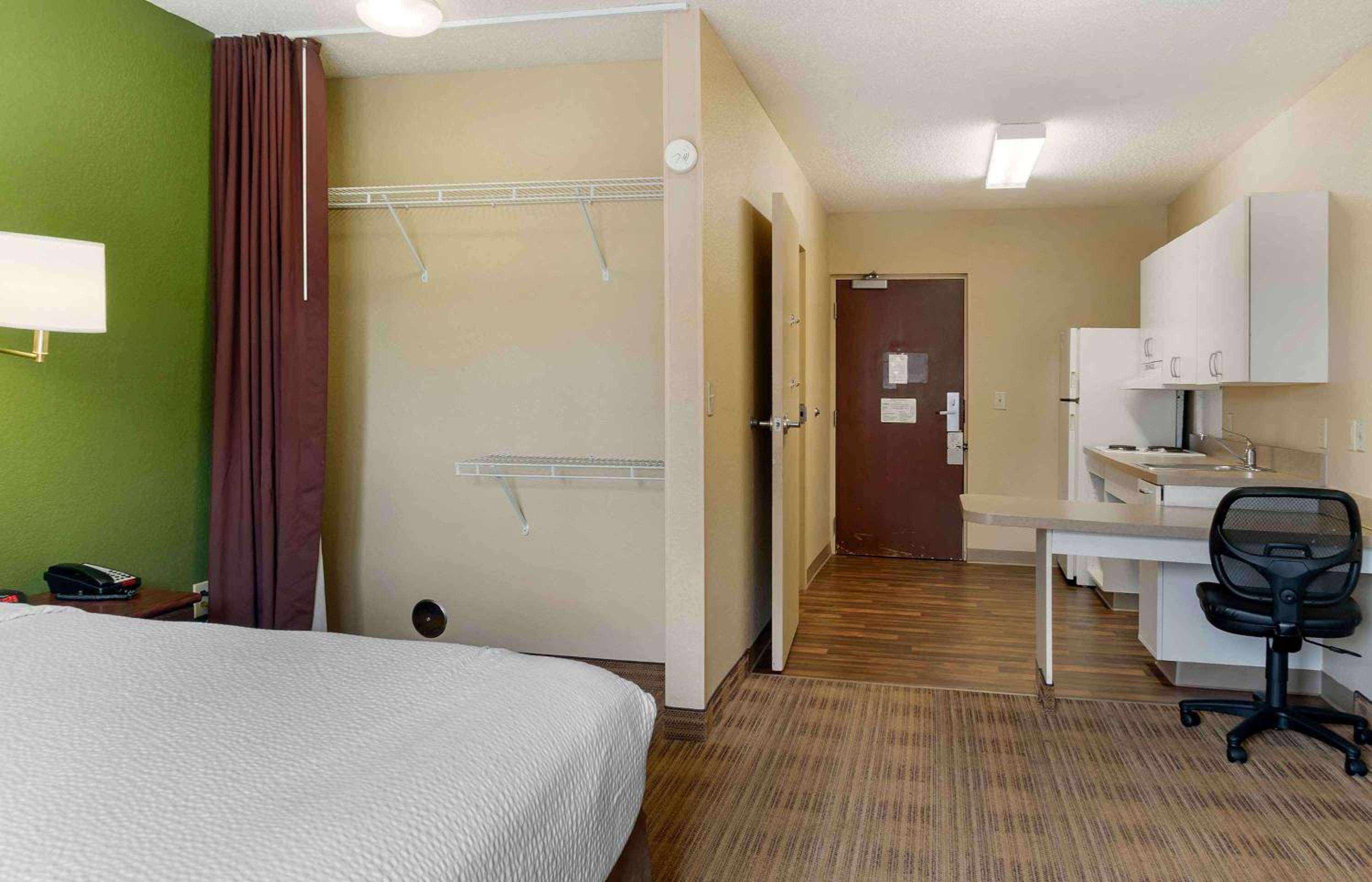 Queen studio with 1 Queen Bed - Disability Access/Non-Smoking - Photo 5