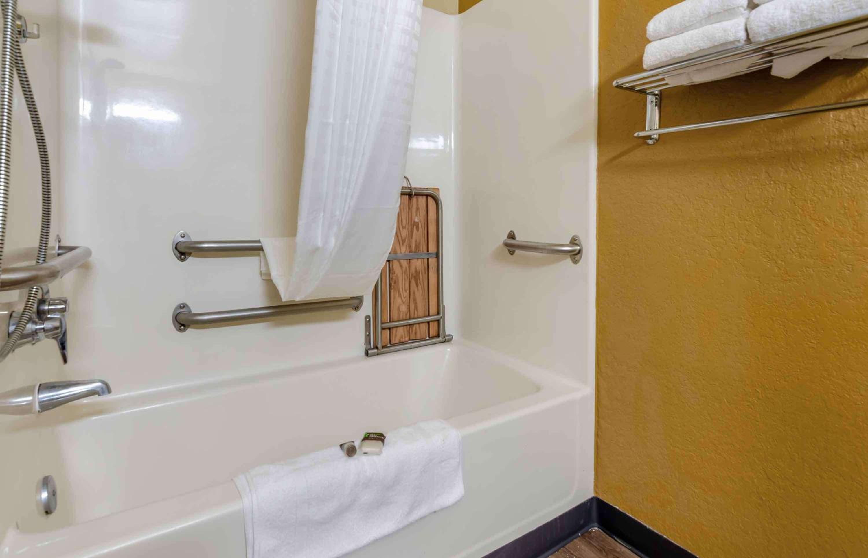 Queen studio with 1 Queen Bed - Disability Access/Non-Smoking - Photo 2
