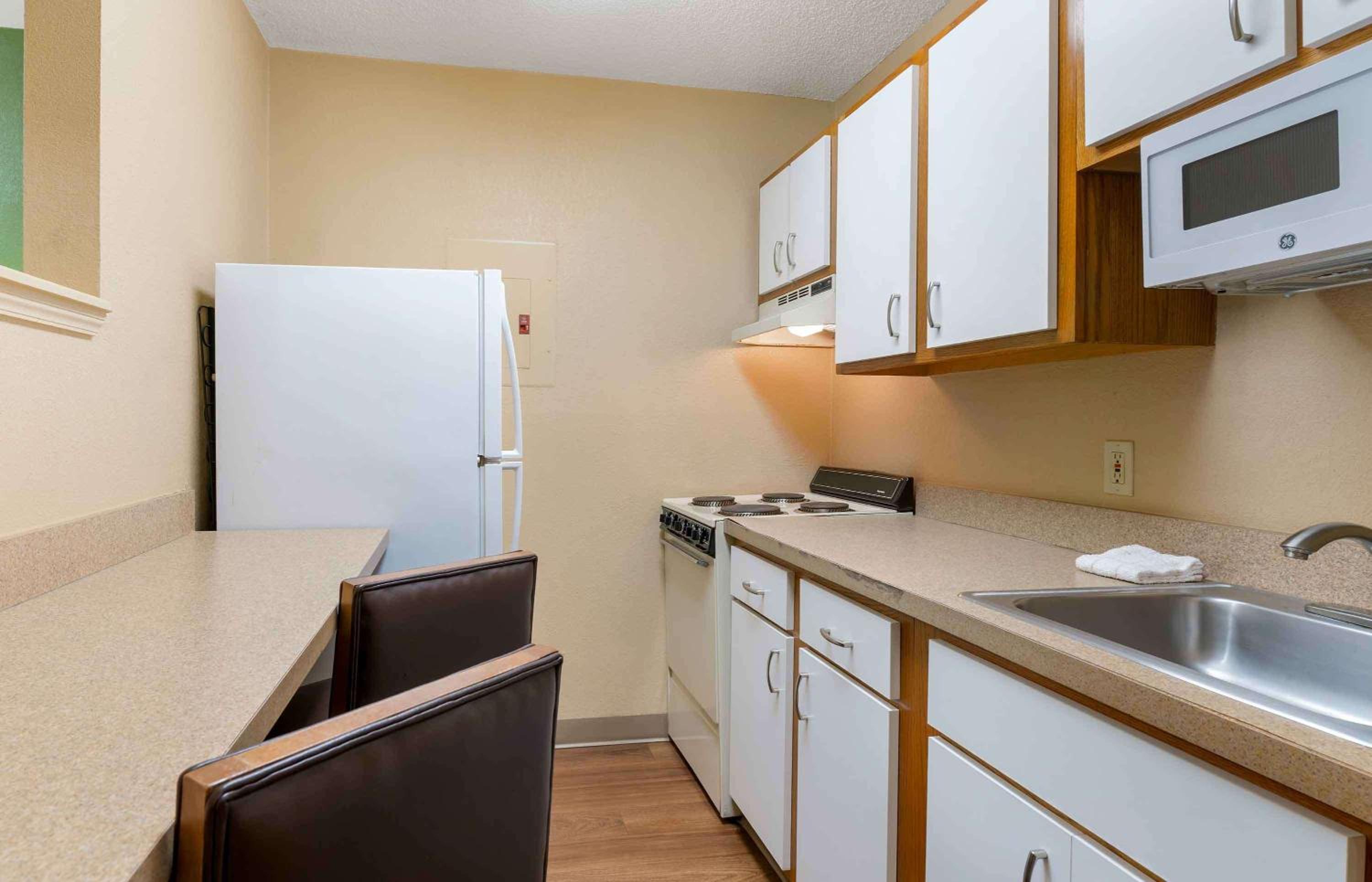 Deluxe Studio with 1 Queen Bed - Non-Smoking - Photo 4