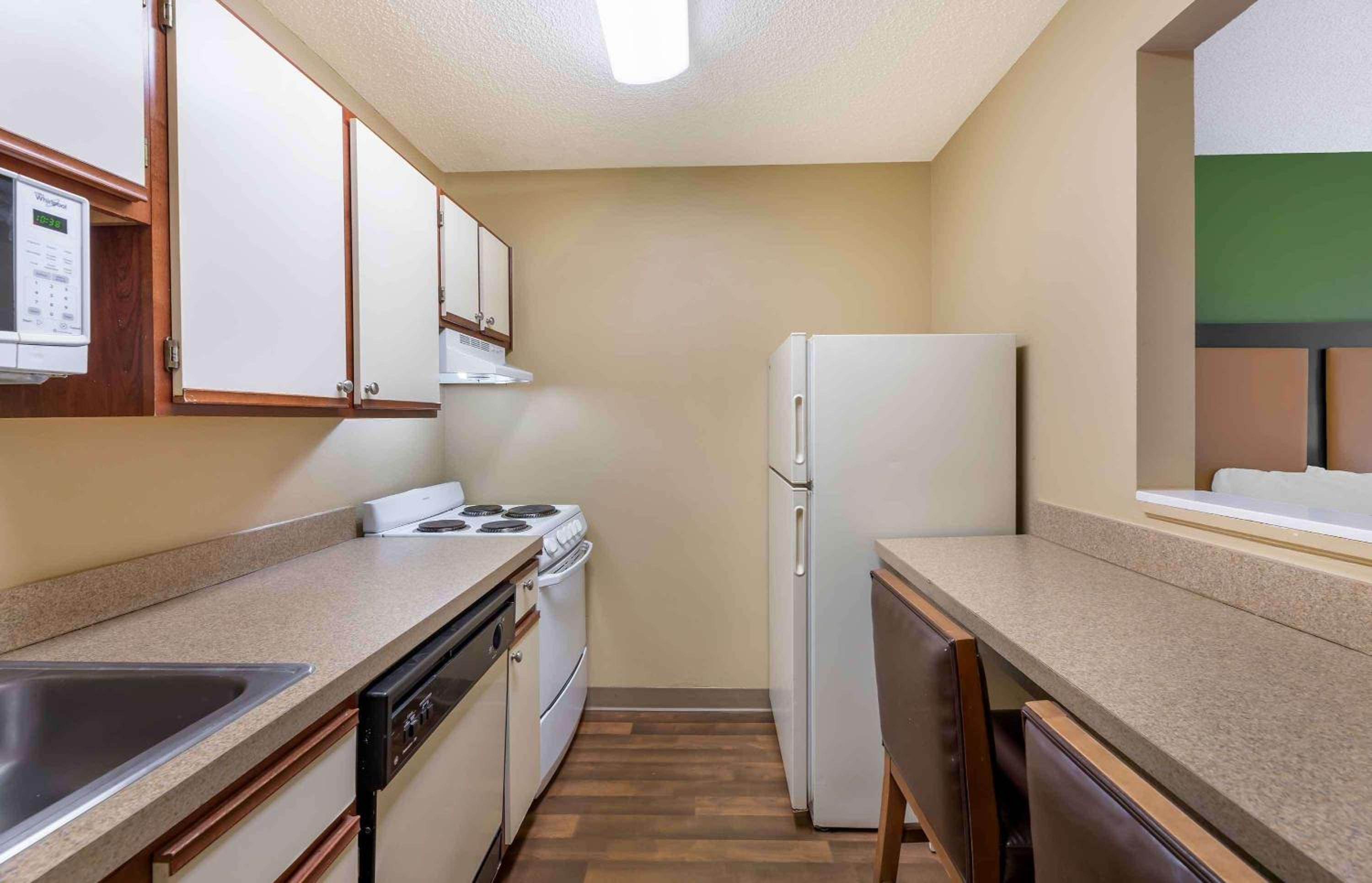 Deluxe Studio with 2 Queen Beds - Non-Smoking - Photo 4