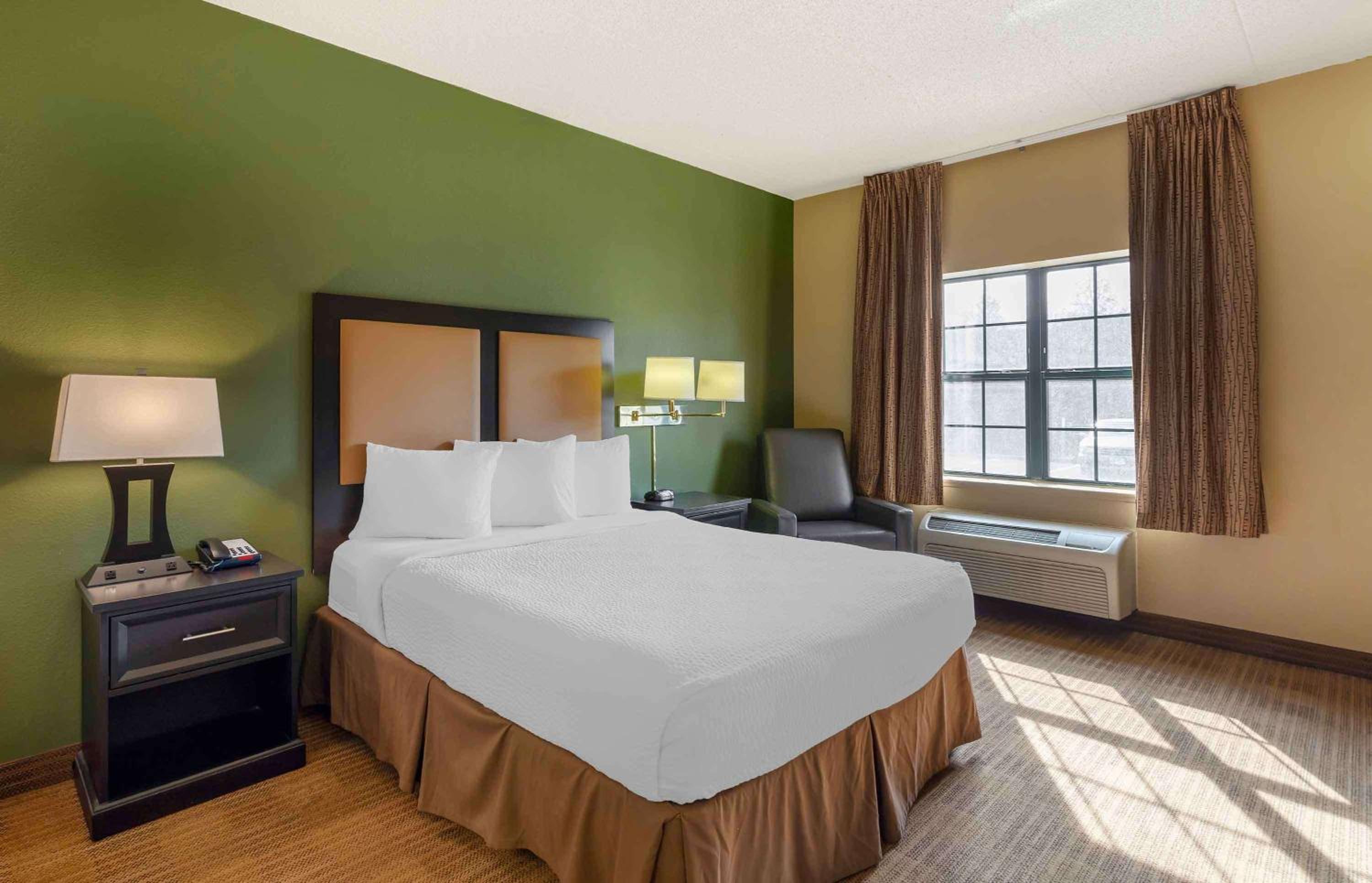 Queen studio with 1 Queen Bed - Disability Access/Non-Smoking - Photo 1