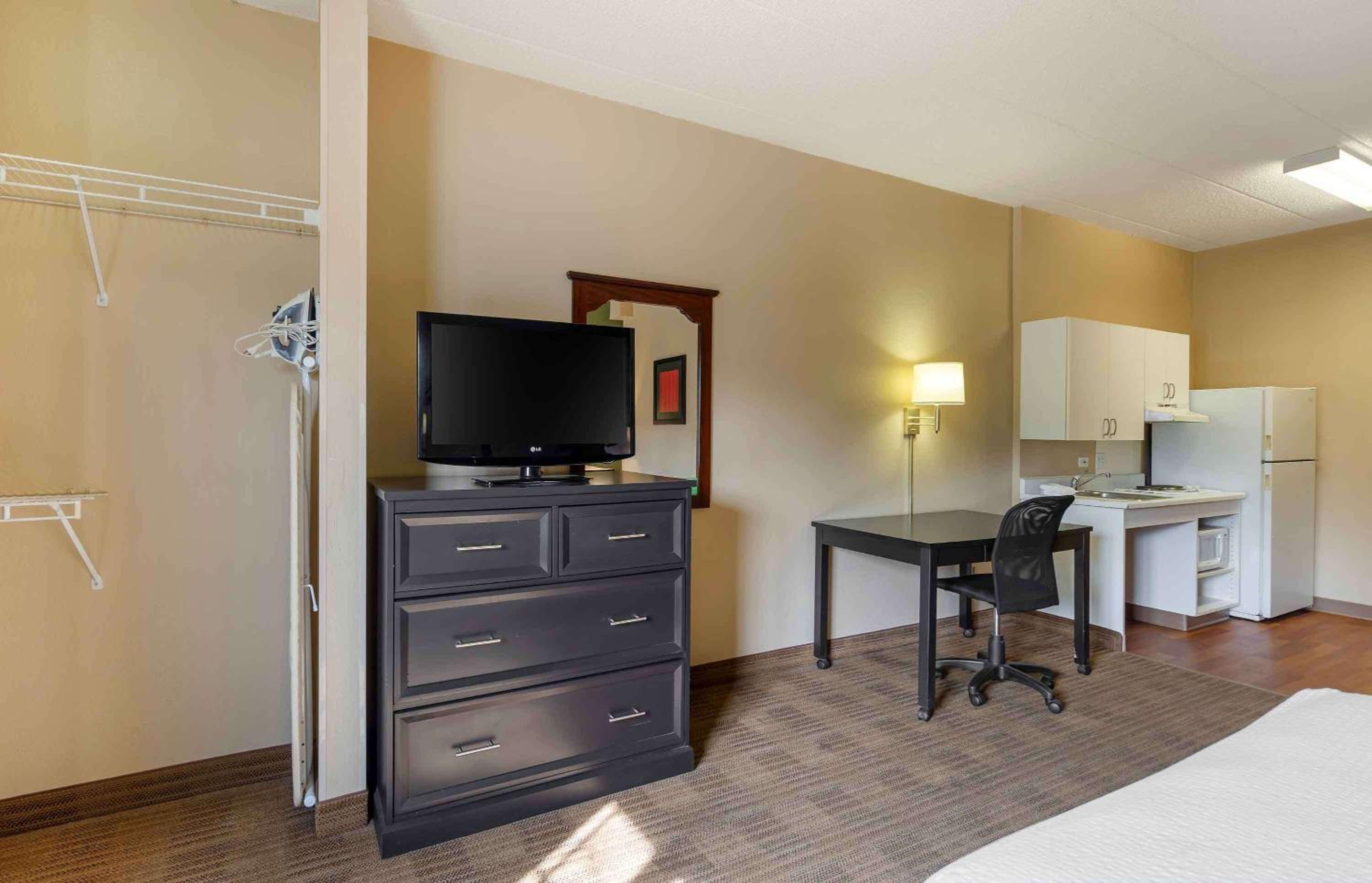 Queen studio with 1 Queen Bed - Disability Access/Non-Smoking - Photo 8