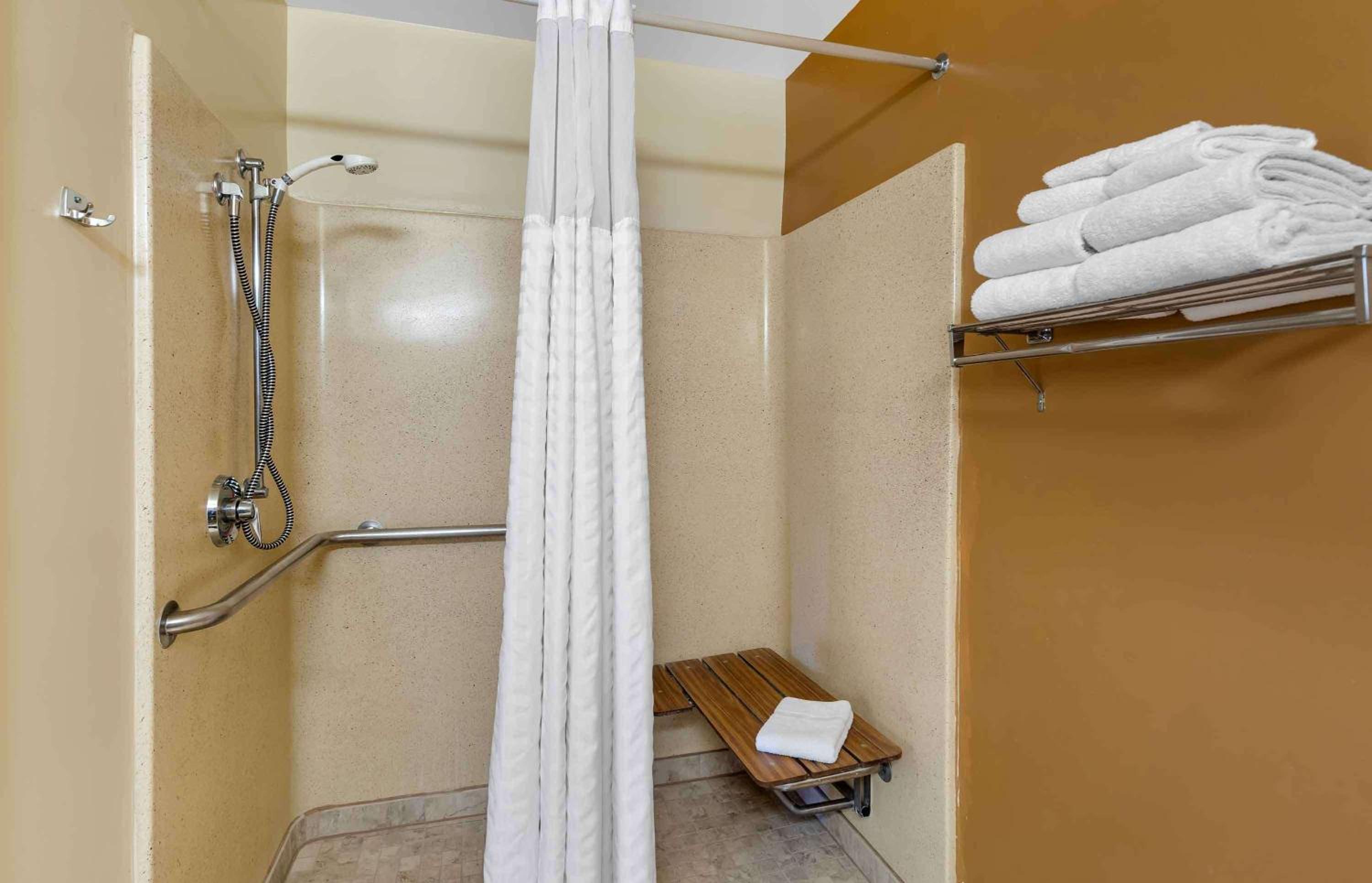 Queen studio with 1 Queen Bed - Disability Access/Non-Smoking - Photo 2