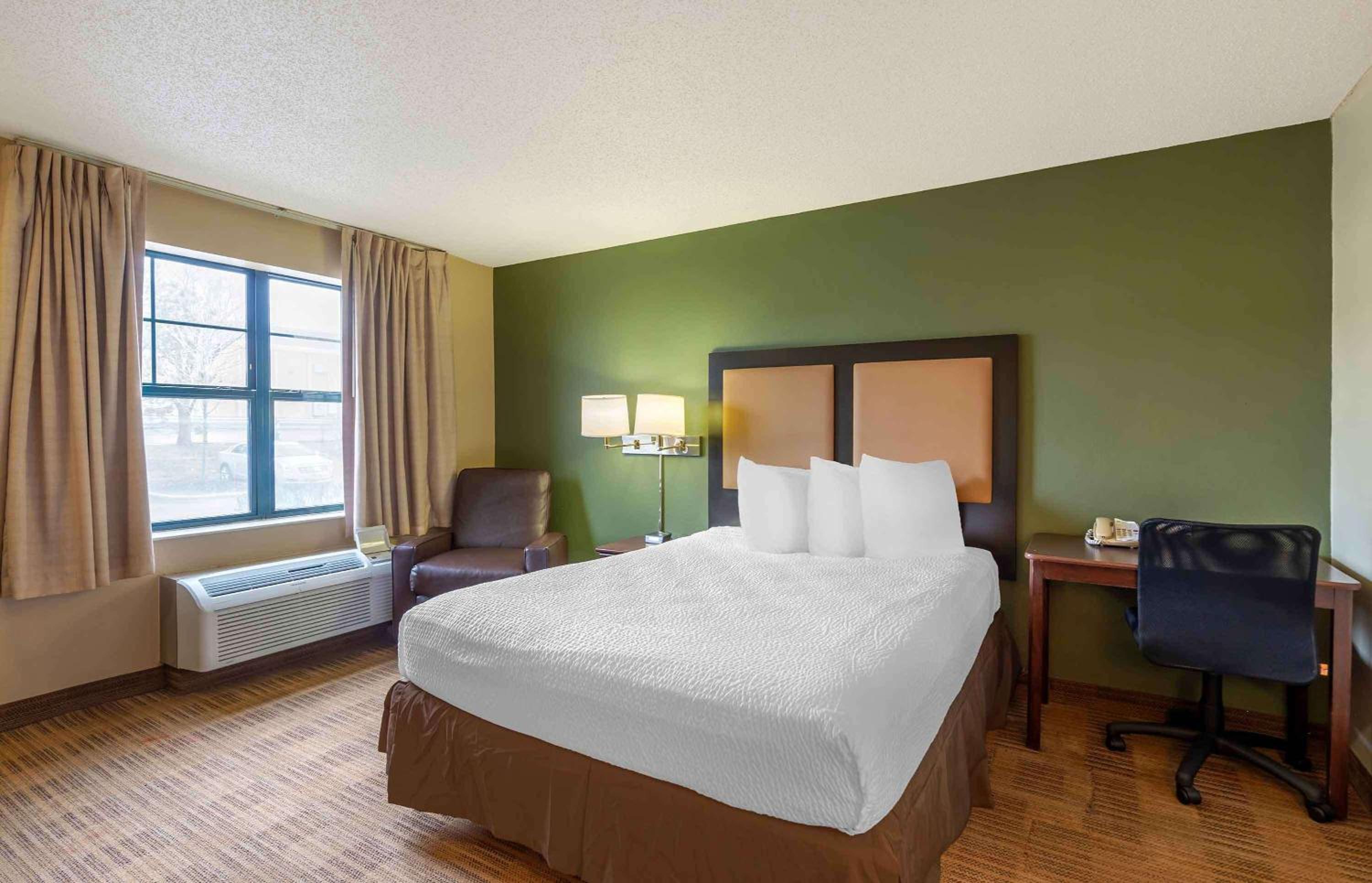 Queen studio with 1 Queen Bed - Disability Access/Non-Smoking - Photo 1