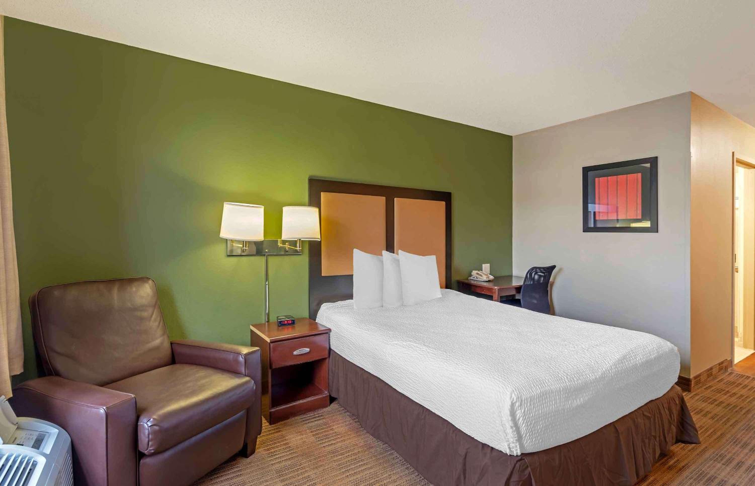 Queen studio with 1 Queen Bed - Disability Access/Non-Smoking - Photo 7