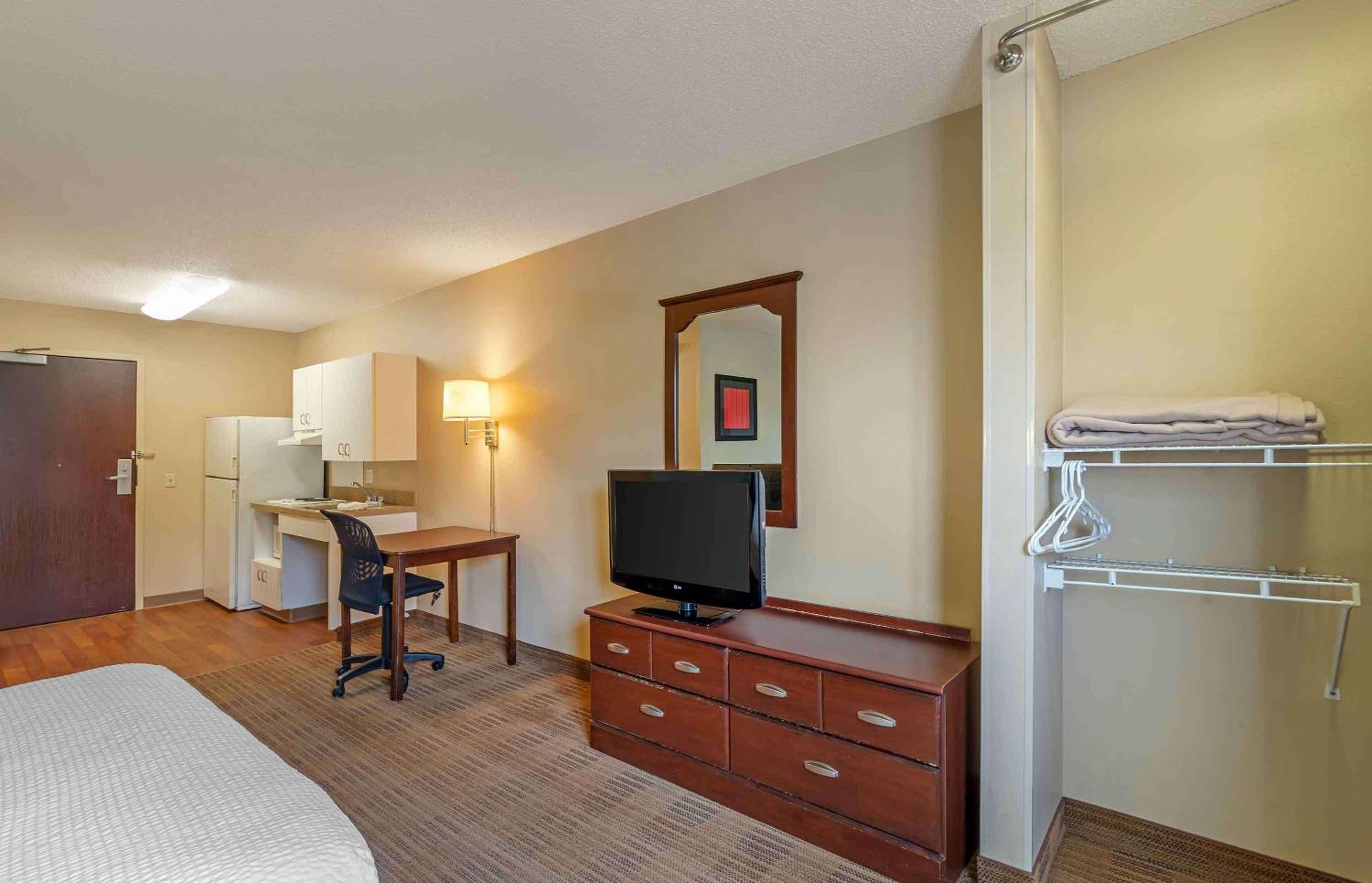 Queen studio with 1 Queen Bed - Disability Access/Non-Smoking - Photo 6