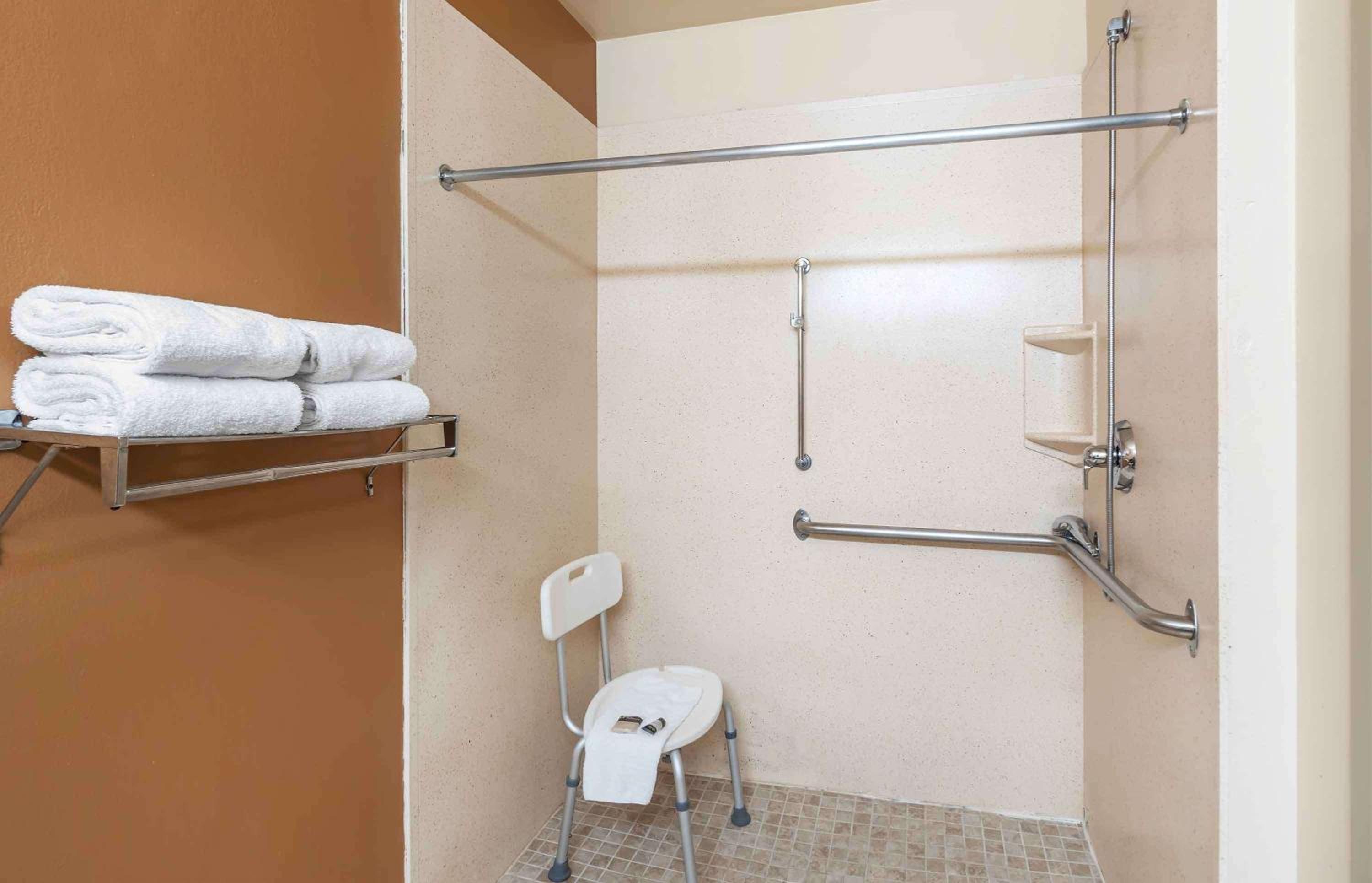 Queen studio with 1 Queen Bed - Disability Access/Non-Smoking - Photo 9